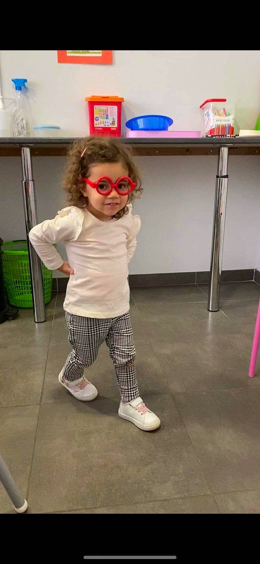 Mïa a rejoint le concours — aidez-le/la à gagner de superbes lots ! baby_toddler_clothing, child, eyewear, fashion_design, floor, flooring, fun, glasses, goggles, human_leg, joint, knee, leisure, pattern, person, shelf, sleeve, sunglasses, t_shirt, toddler