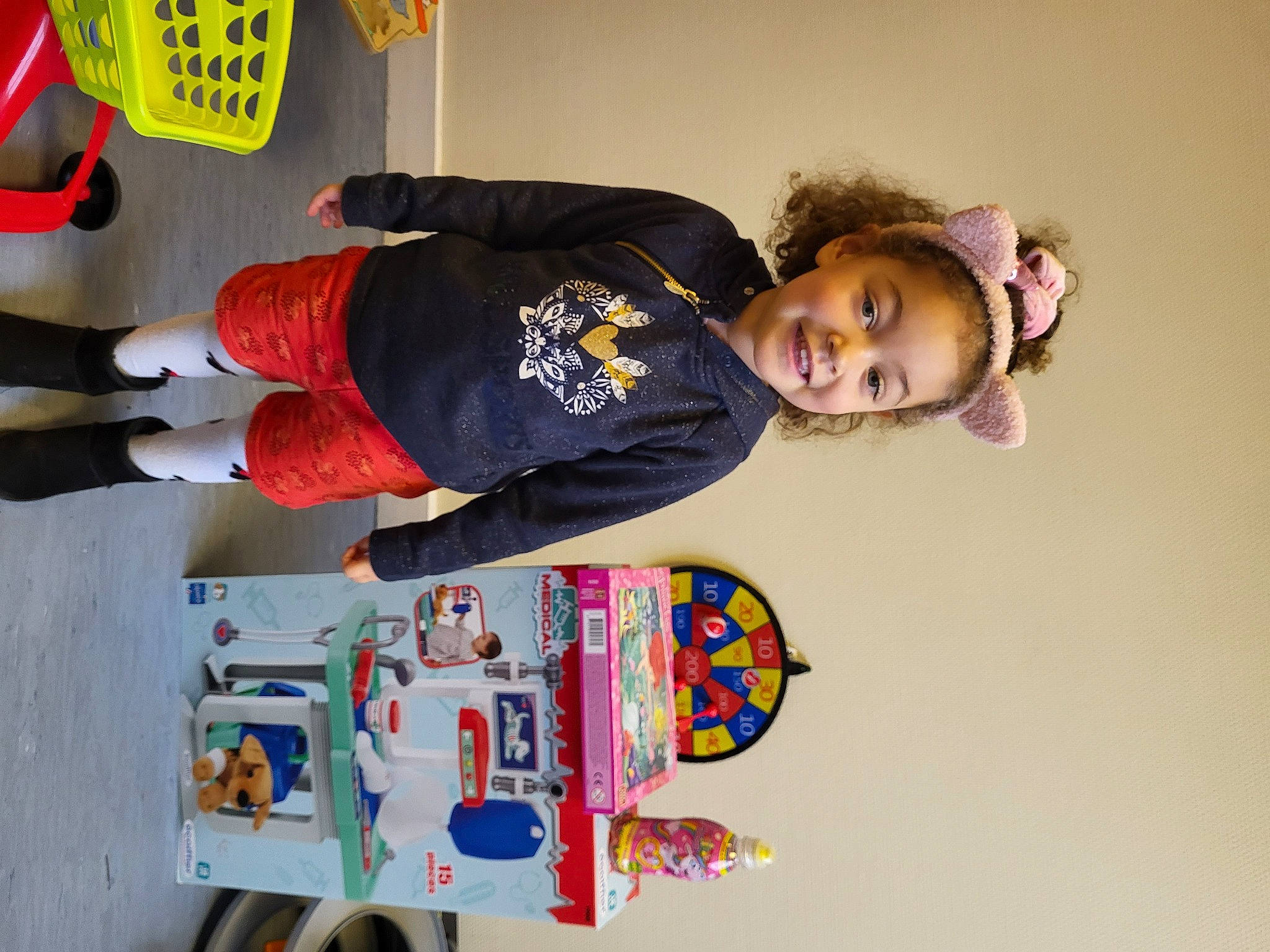 Maily a rejoint le concours — aidez-le/la à gagner de superbes lots ! art, child, fun, happy, joy, outdoor_shoe, person, play, room, sleeve, sportswear, t_shirt, tire, toddler, visual_arts, walking_shoe, wheel