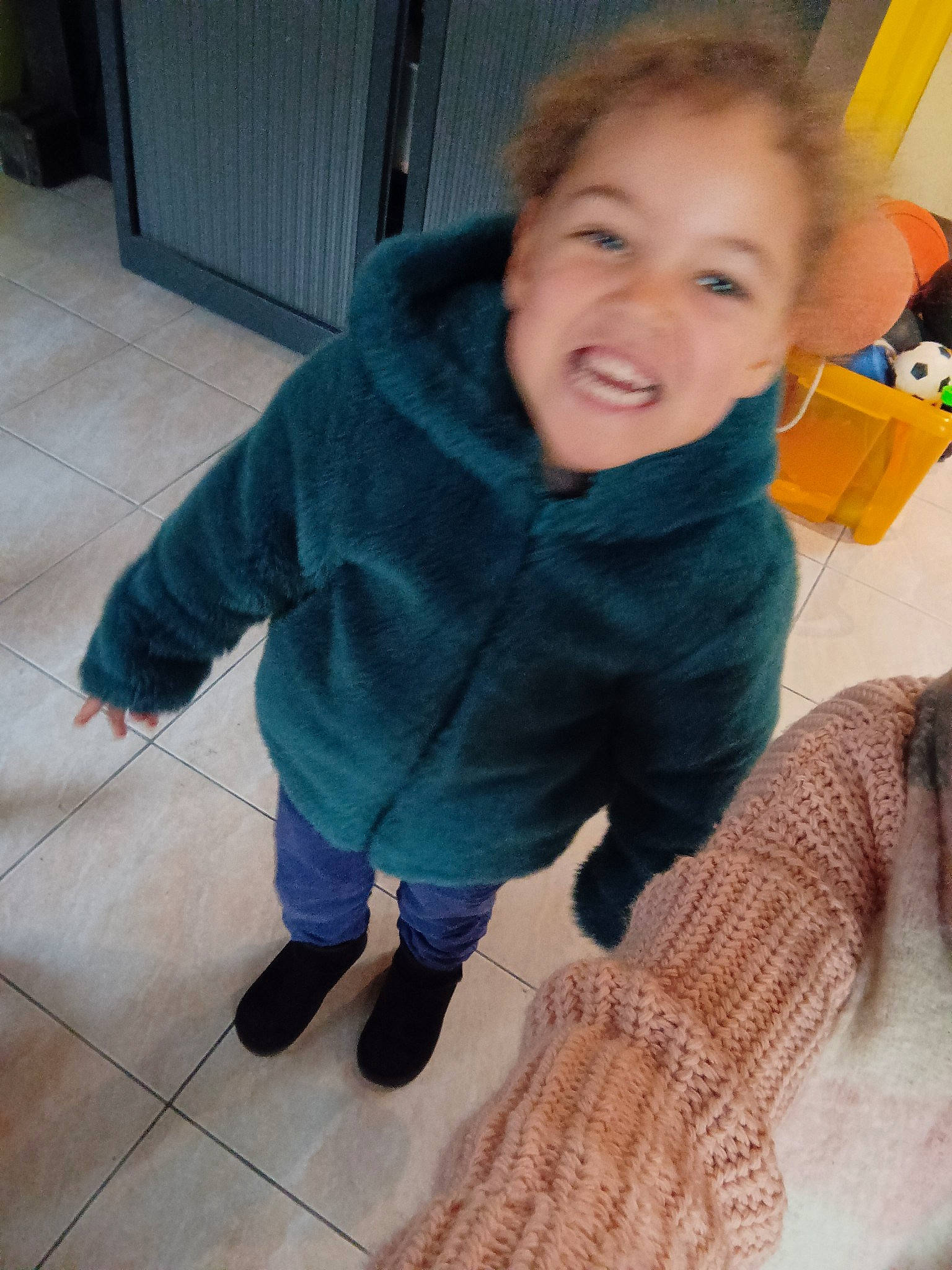 Maily a rejoint le concours — aidez-le/la à gagner de superbes lots ! baby_toddler_clothing, cheek, comfort, finger, floor, flooring, foot, happy, hardwood, human_body, human_leg, jacket, joy, leg, nose, person, skin, sleeve, smile, thumb