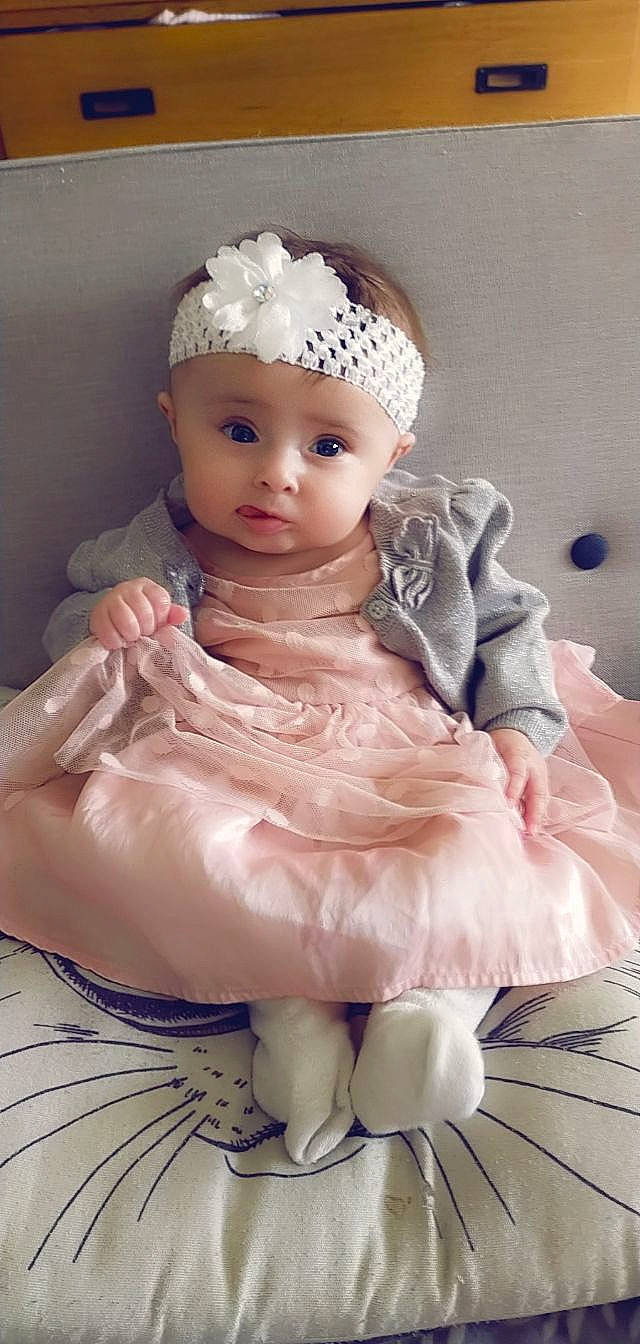 Héléna a rejoint le concours — aidez-le/la à gagner de superbes lots ! baby, baby_toddler_clothing, bridal_accessory, cap, child, costume_hat, doll, embellishment, eyelash, fashion_design, headband, headpiece, headwear, iris, jewellery, lip, person, pink, product, ruffle