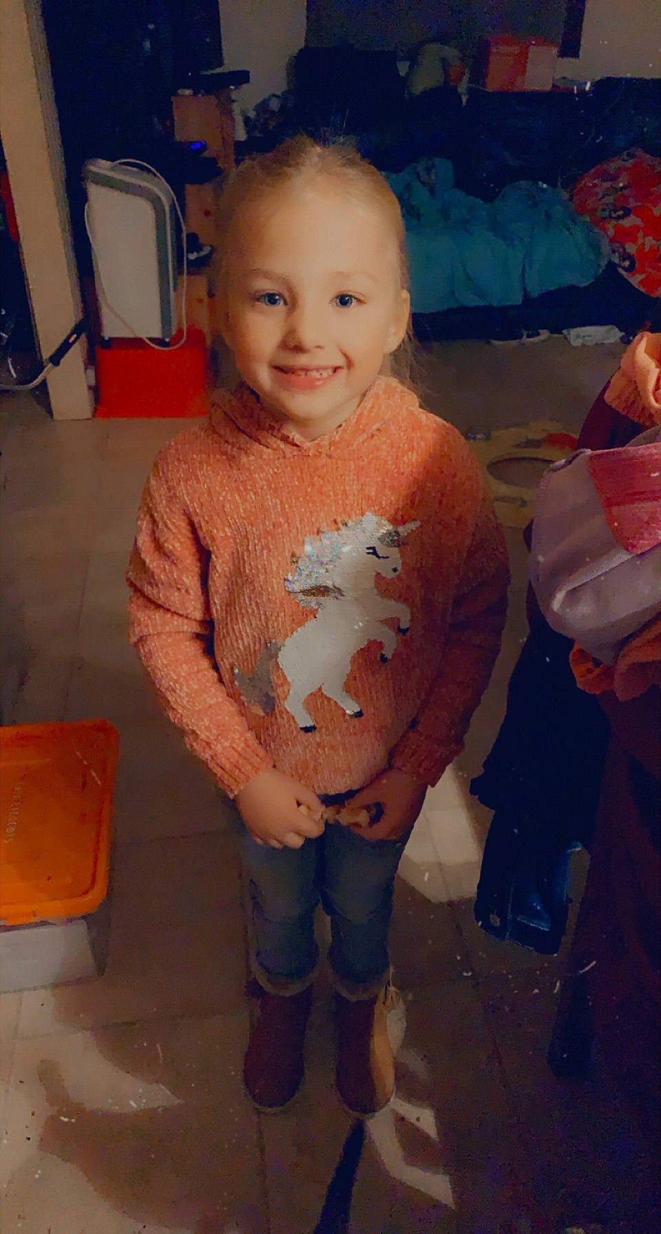 Louna participe au concours pour gagner de l'argent avec cette photo : baby_toddler_clothing, cheek, eye, facial_expression, finger, hairstyle, happy, head, human_body, iris, joy, leg, mouth, nose, organ, person, shoulder, skin, smile, standing