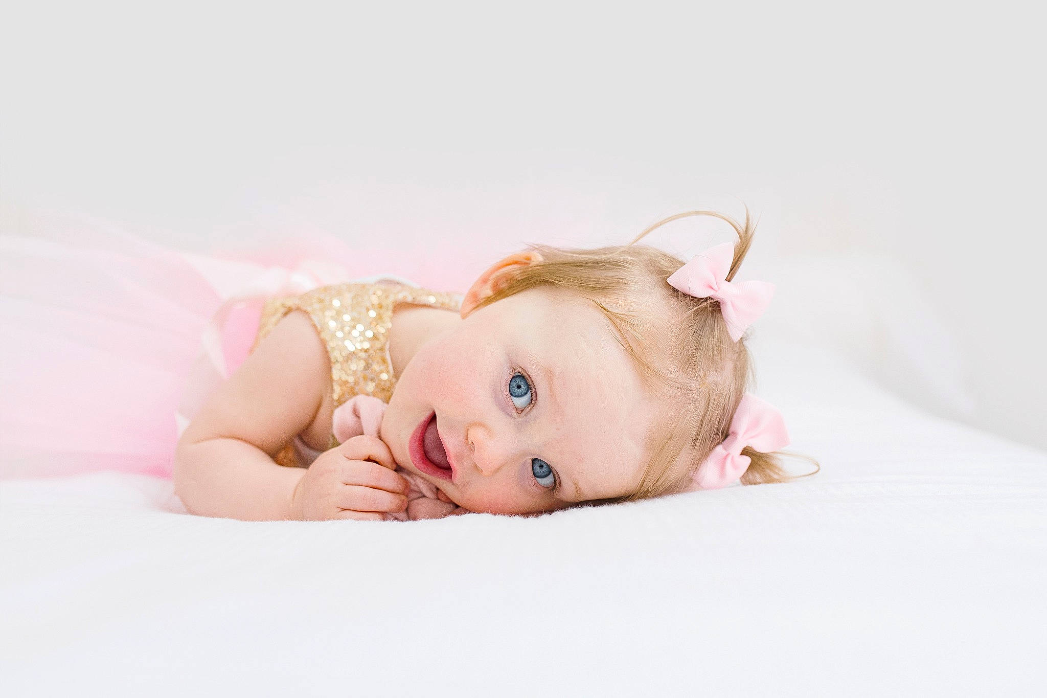 Arya a rejoint le concours — aidez-le/la à gagner de superbes lots ! baby, baby_toddler_clothing, child, doll, dress, eyelash, fashion_accessory, fawn, happy, headband, headpiece, human_body, iris, jewellery, linens, peach, person, pink, surprise, toddler