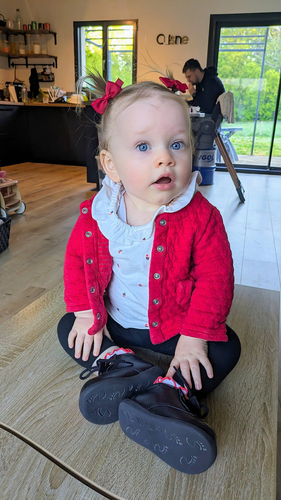 Arya a rejoint le concours — aidez-le/la à gagner de superbes lots ! baby, baby_toddler_clothing, chair, cheek, child, costume, event, floor, flooring, fun, outdoor_shoe, pattern, person, plant, sitting, skin, sleeve, sock, surprise, toddler