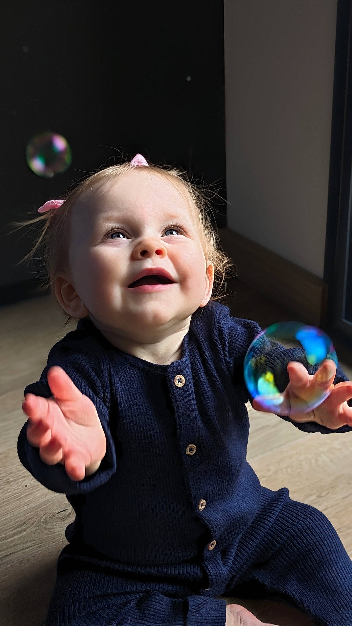 Arya participe au concours pour gagner de l'argent avec cette photo : baby, baby_toddler_clothing, cheek, child, cool, eye, finger, flash_photography, fun, gesture, hairstyle, happy, head, iris, person, pink, skin, sleeve, smile, standing