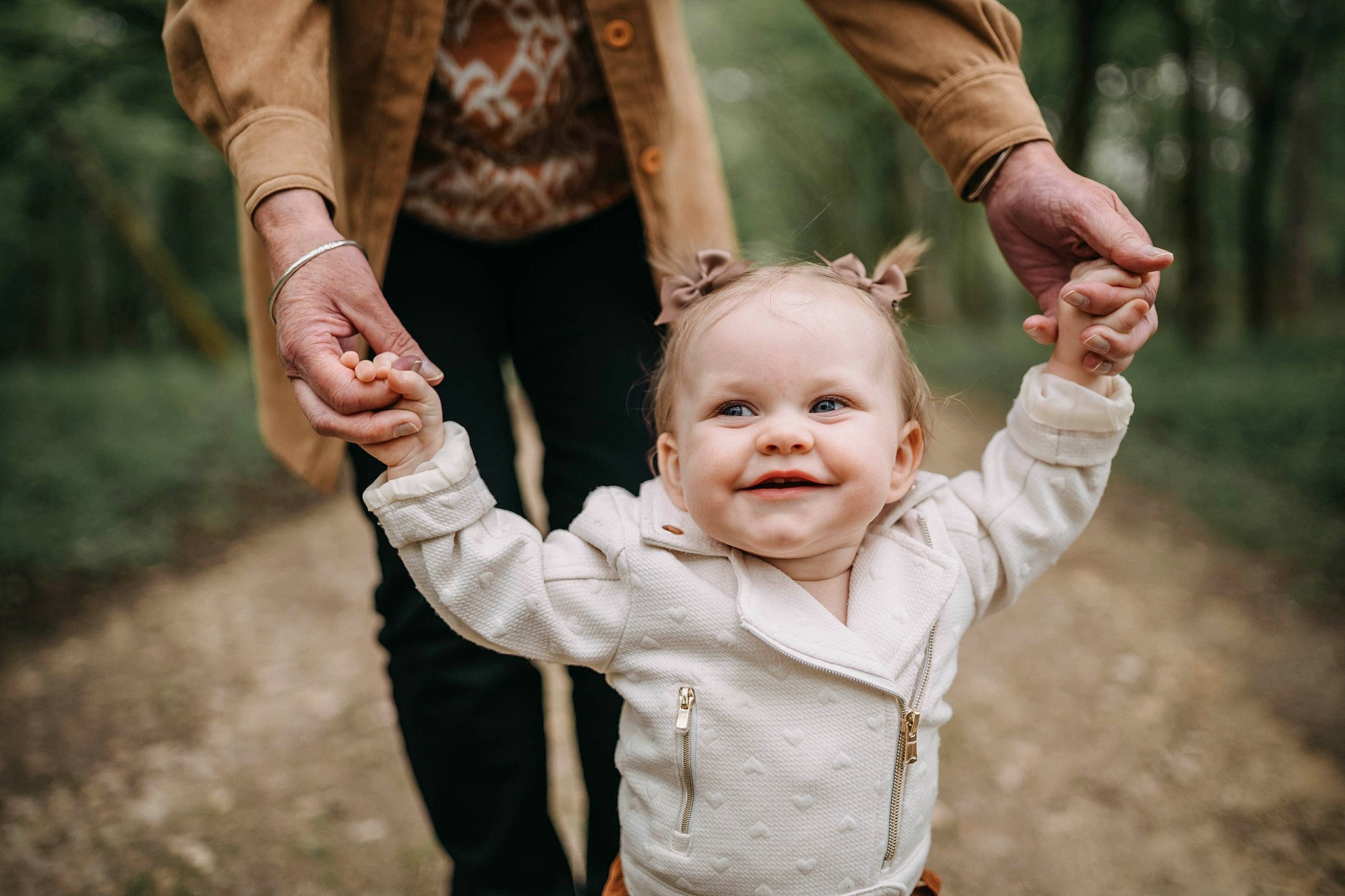 Arya participe au concours pour gagner de l'argent avec cette photo : baby, child, event, eye, facial_expression, finger, flash_photography, fun, gesture, grass, hand, happy, holding_hands, joy, people_in_nature, person, plant, skin, sleeve, smile