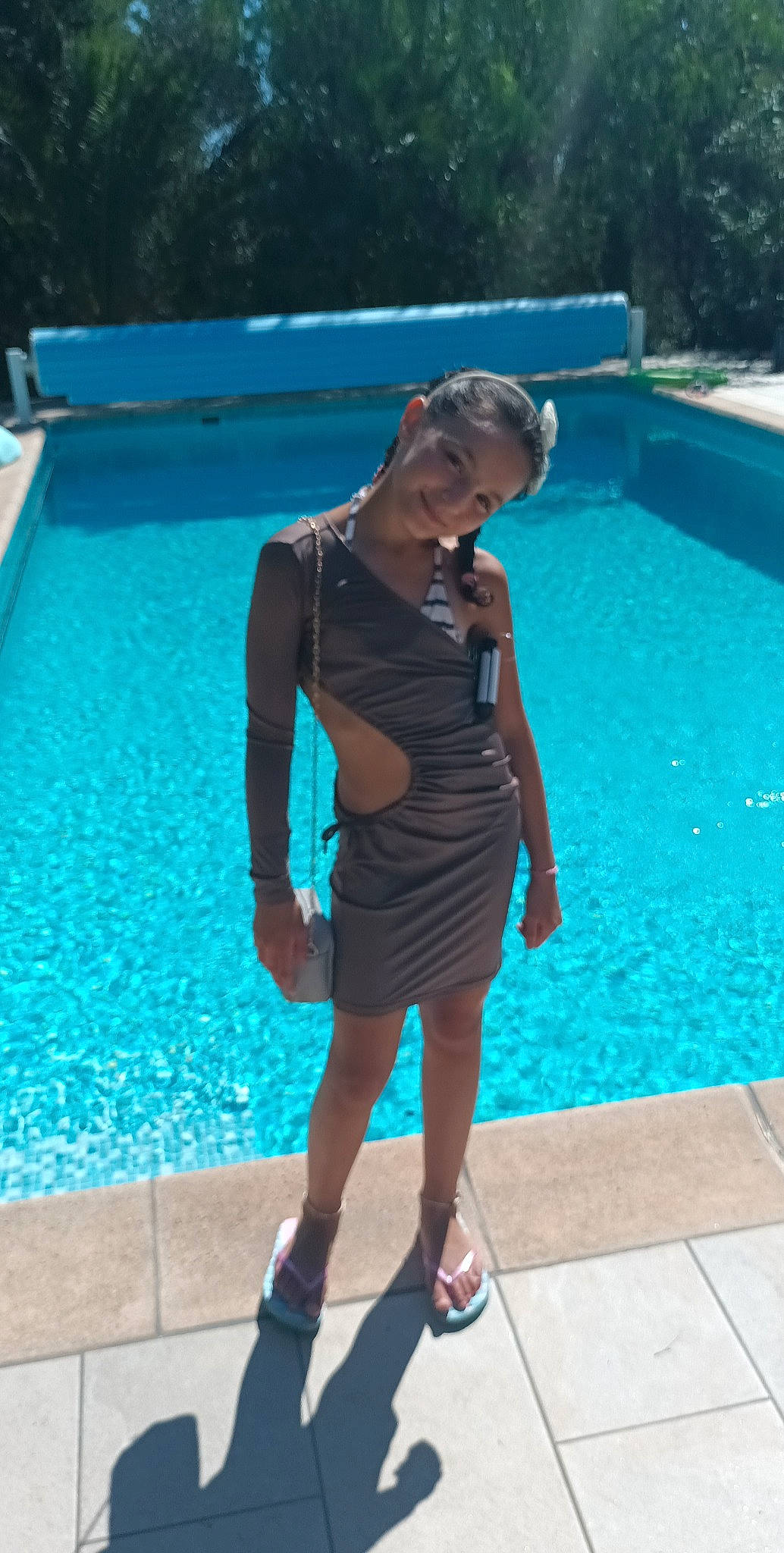 Myriam participe au concours pour gagner de l'argent avec cette photo : aqua, blue, electric_blue, eyewear, fun, games, human_leg, joint, joy, knee, leisure, leisure_centre, person, recreation, sandal, sportswear, swimming_pool, swimwear, thigh, tourism