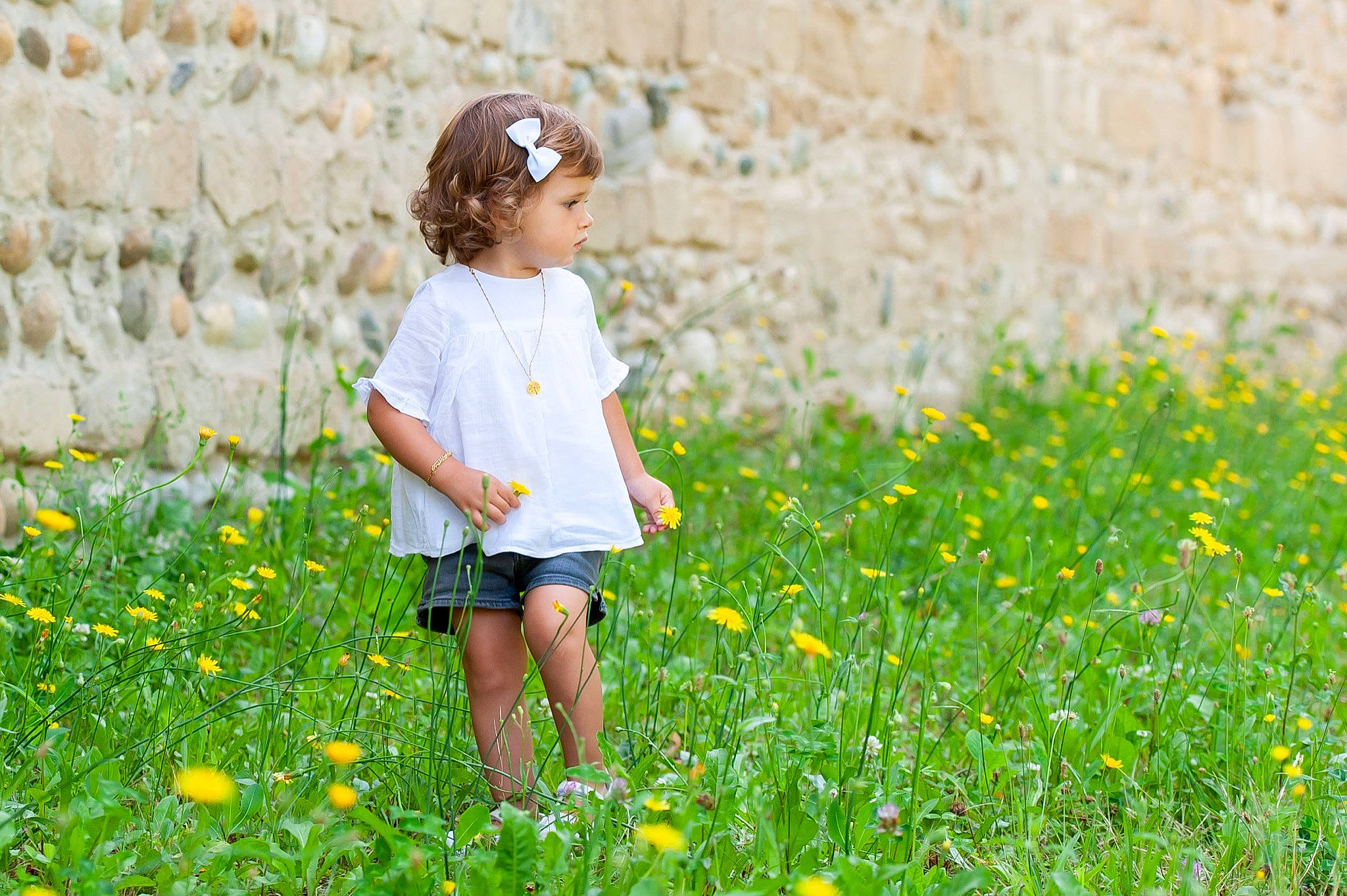 Romy a rejoint le concours — aidez-le/la à gagner de superbes lots ! annual_plant, child, field, flower, flowering_plant, grass, grass_family, grassland, groundcover, happy, hat, landscape, lawn, leisure, meadow, people_in_nature, person, petal, plant, t_shirt