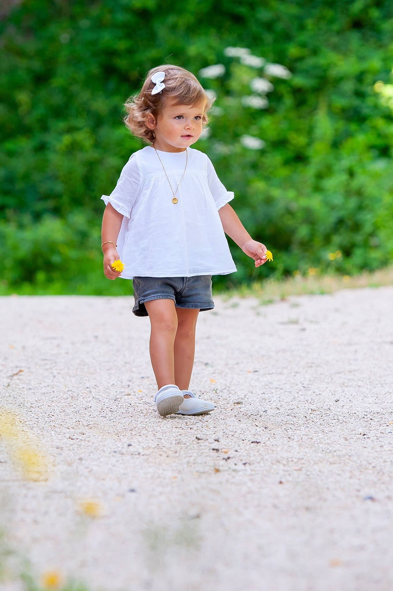 Romy participe au concours pour gagner de l'argent avec cette photo : asphalt, child, denim, dress, electric_blue, footwear, grass, happy, human_leg, leisure, pattern, people_in_nature, person, plant, recreation, shorts, sleeve, t_shirt, toddler, tree