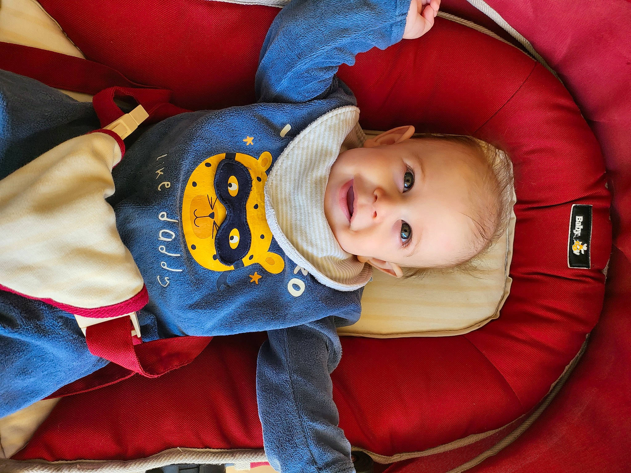 Roxan participe au concours pour gagner de l'argent avec cette photo : baby, baby_carriage, baby_products, baby_toddler_clothing, car_seat, cheek, child, comfort, electric_blue, fashion_accessory, fun, happy, human_body, mouth, nose, orange, person, red, skin, smile