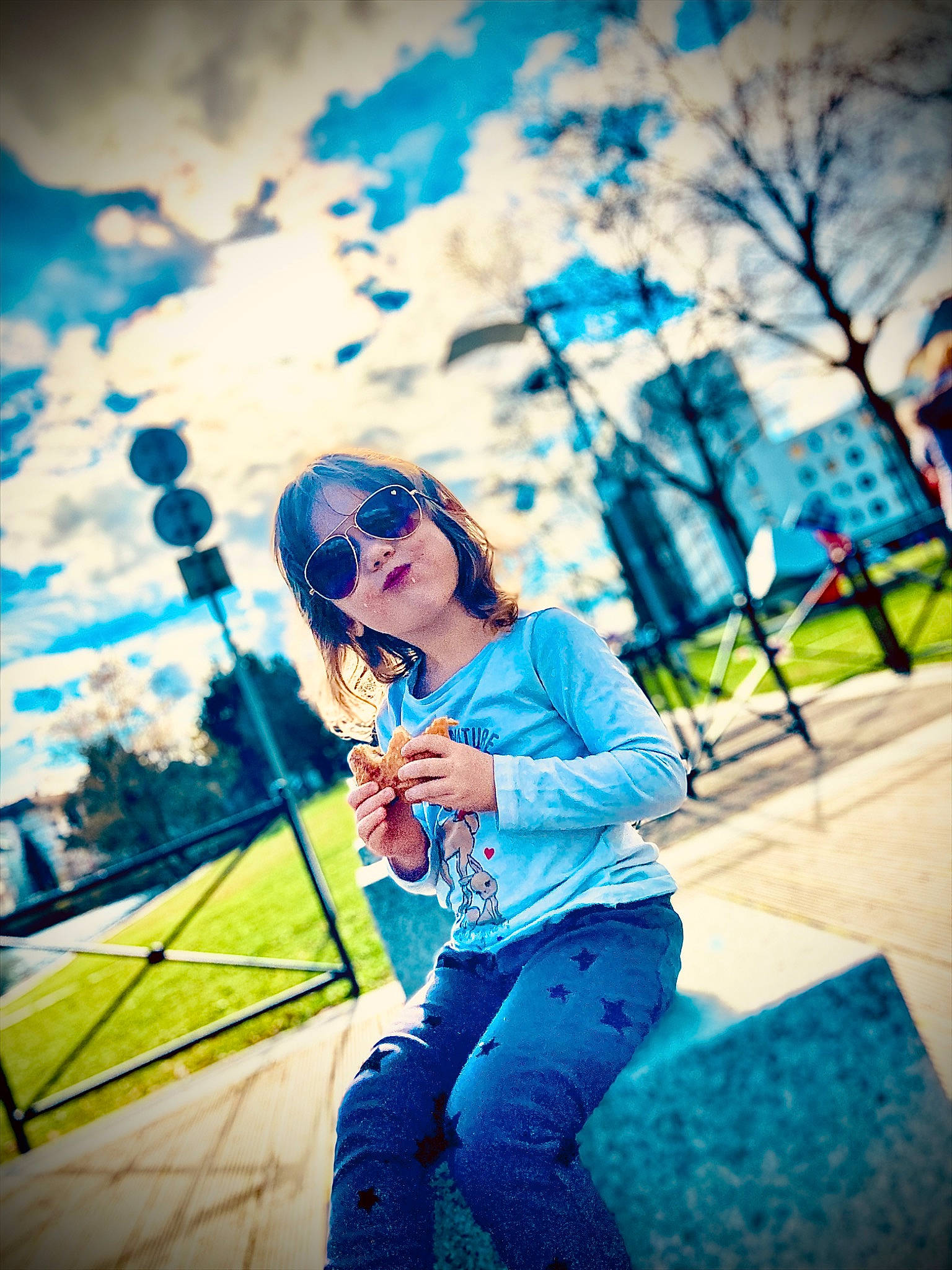 Luna participe au concours pour gagner de l'argent avec cette photo : azure, beauty, blue, electric_blue, eyewear, flash_photography, glasses, grass, happy, leisure, lighting, people_in_nature, person, plant, recreation, sky, sunglasses, sunlight, tints_and_shades, tree