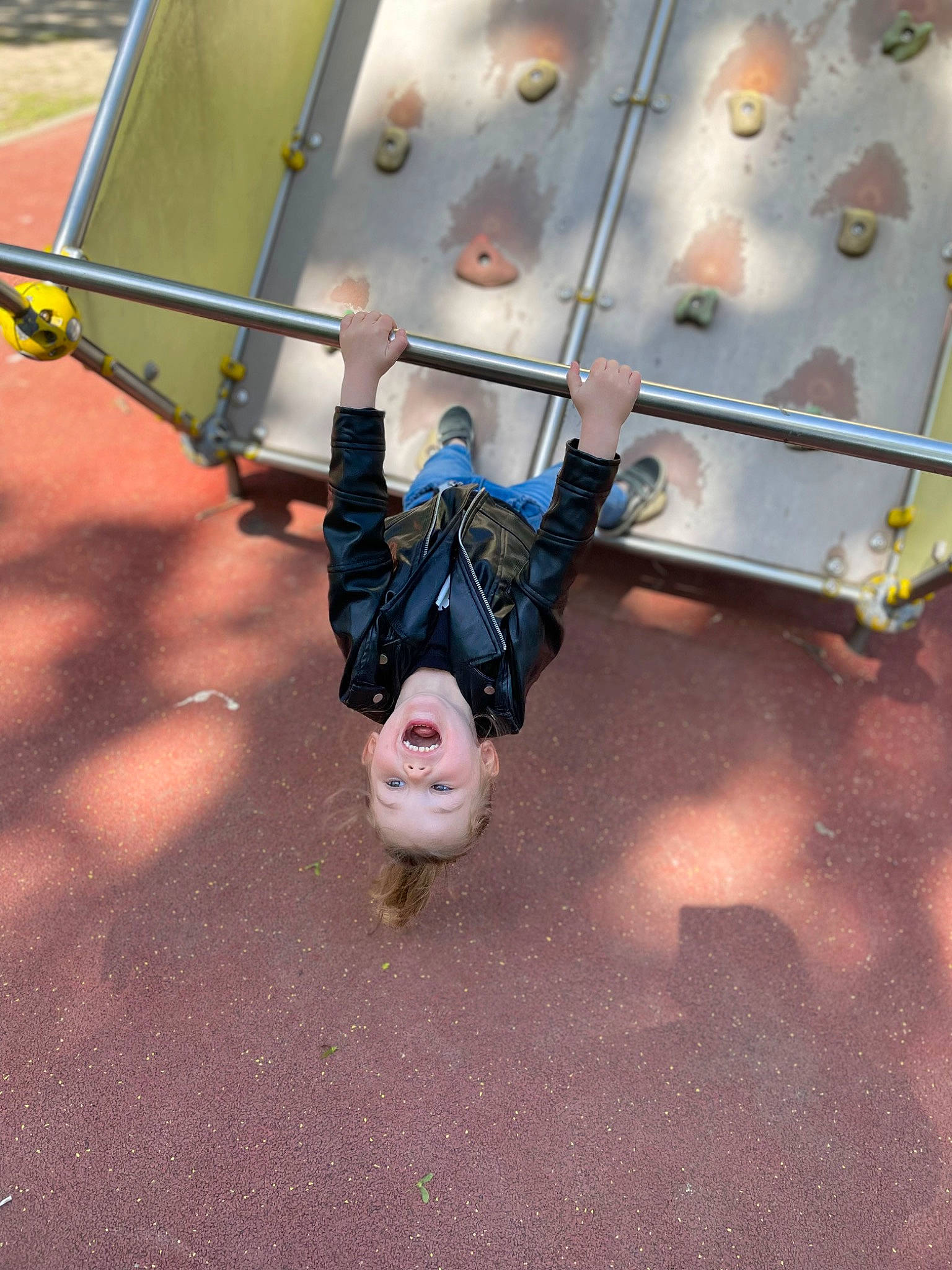 Luna participe au concours pour gagner de l'argent avec cette photo : adventure, asphalt, climbing_hold, concrete, fun, gas, leisure, person, playground, recreation, road_surface, rope