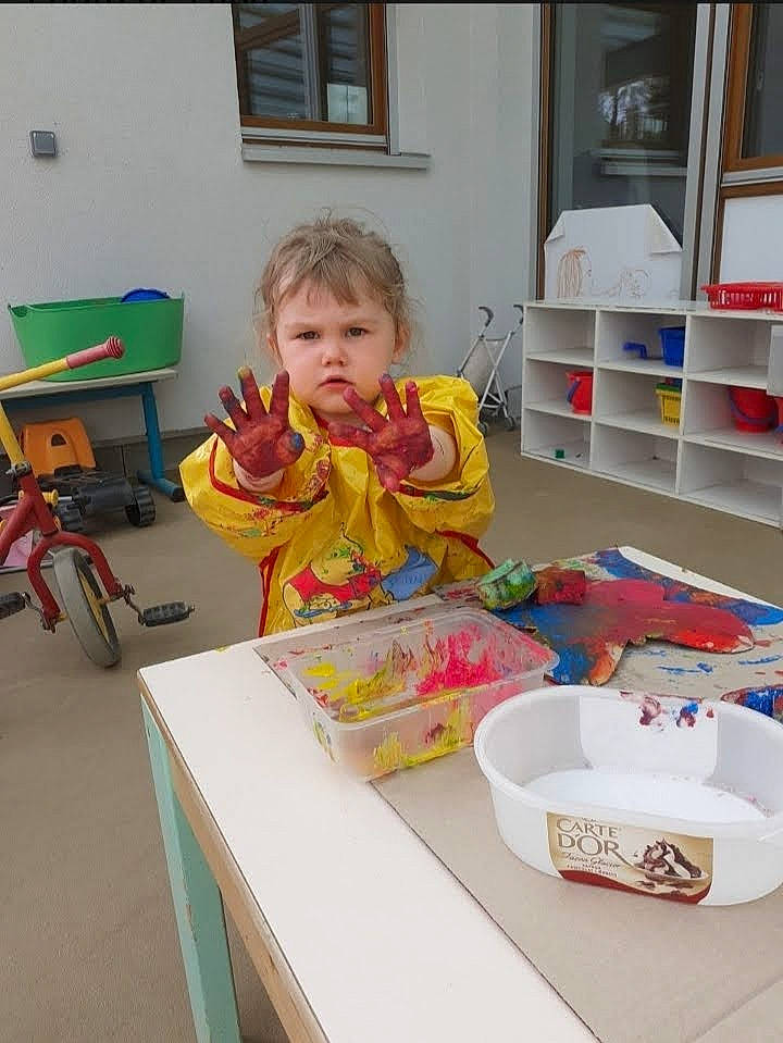 Luna a rejoint le concours — aidez-le/la à gagner de superbes lots ! chair, child, desk, event, flooring, furniture, kindergarten, learning, meal, person, play, room, school, sharing, shelf, table, toddler, visual_arts, wheel, window