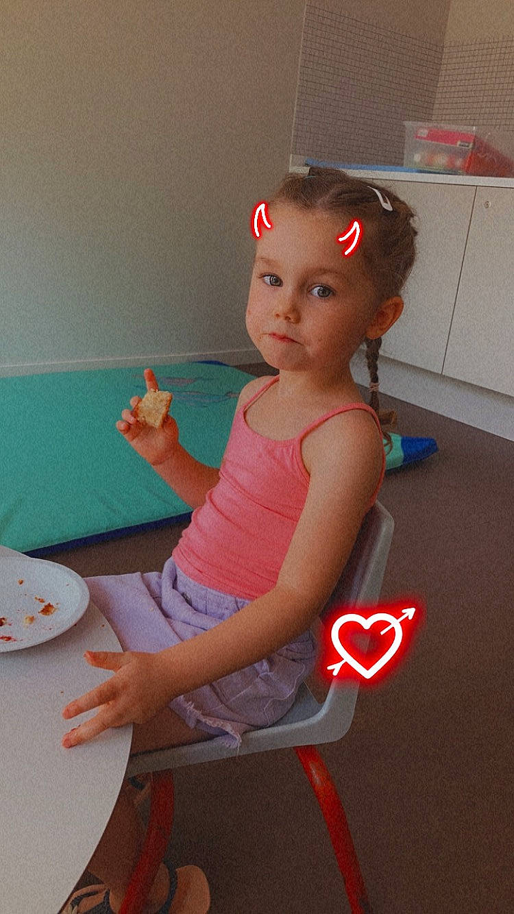 Luna participe au concours pour gagner de l'argent avec cette photo : baby_toddler_clothing, balance, child, elbow, flooring, fun, human_leg, joint, knee, leisure, neck, person, plate, shorts, shoulder, sportswear, t_shirt, table, thigh, toddler