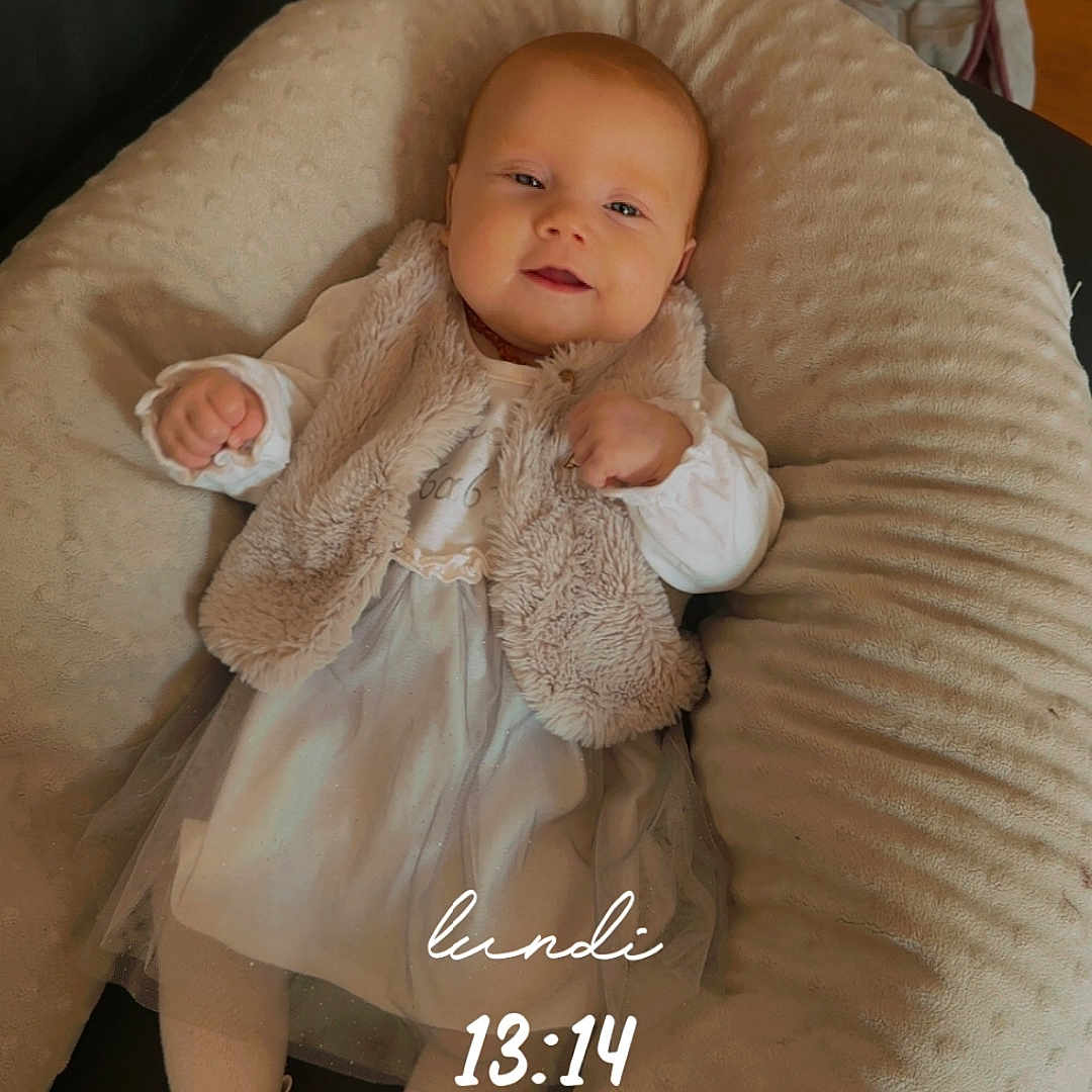 Aiyla a rejoint le concours — aidez-le/la à gagner de superbes lots ! baby, bed, blanket, bonnet, clothing, couch, crib, cushion, face, footwear, furniture, hat, head, homedecor, infantbed, newborn, person, photography, portrait, shoe
