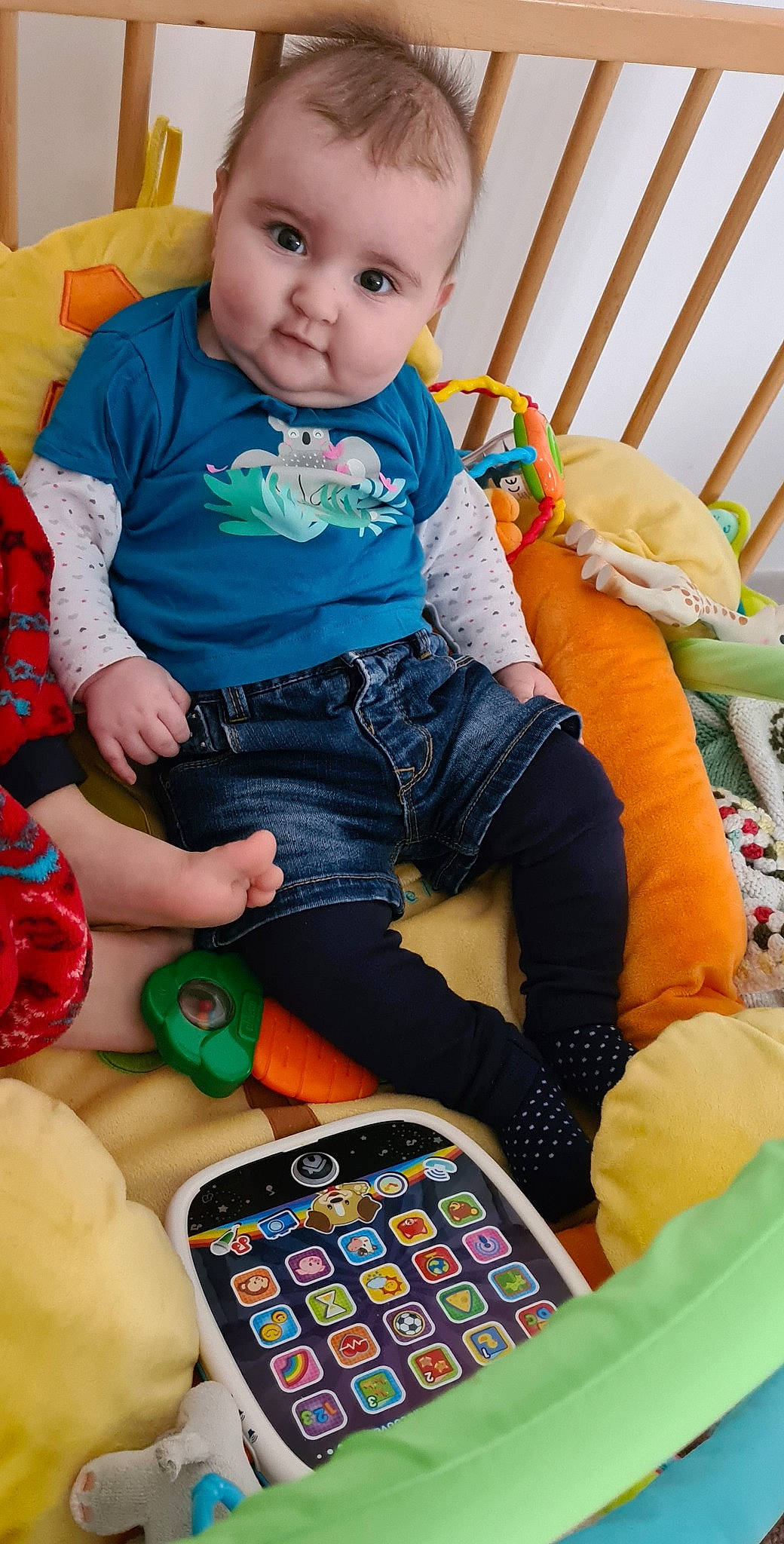 Mathilde participe au concours pour gagner de l'argent avec cette photo : baby, baby_playing_with_toys, baby_toddler_clothing, cheek, child, comfort, fun, happy, human, people, person, play, product, room, sleeve, sock, t_shirt, textile, toddler, white