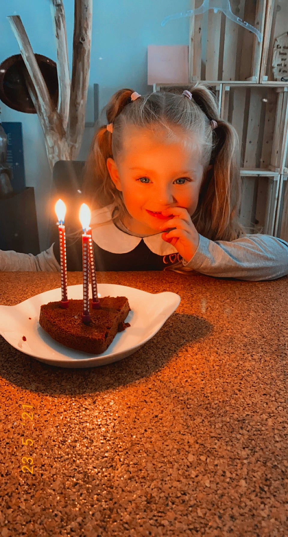 Inaïa participe au concours pour gagner de l'argent avec cette photo : baked_goods, birthday, birthday_cake, birthday_candle, cake, cake_decorating, cake_decorating_supply, candle, cuisine, dessert, event, fire, flame, food, ingredient, lighting, person, plate, sugar_cake, table