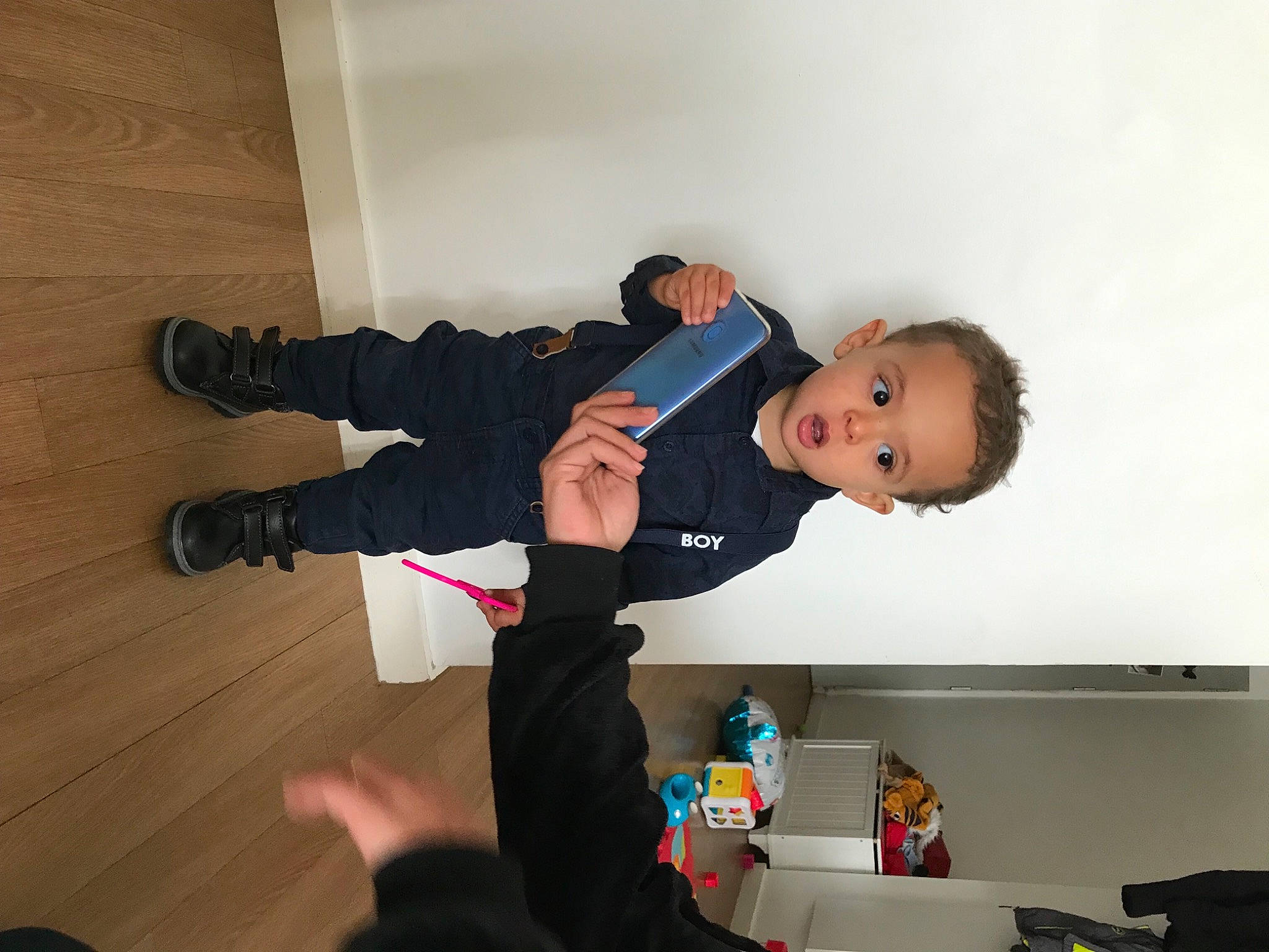 Etann participe au concours pour gagner de l'argent avec cette photo : baby, baby_toddler_clothing, child, collar, comfort, elbow, event, flooring, formal_wear, fun, gesture, happy, joint, person, room, sitting, sleeve, suit, surprise, thumb