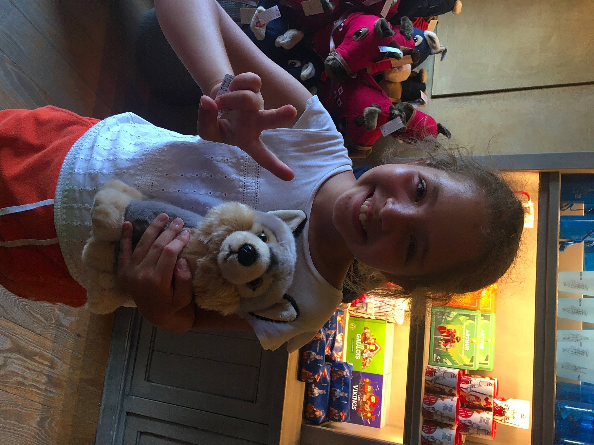 Léa a rejoint le concours — aidez-le/la à gagner de superbes lots ! arm, child, elbow, event, eyewear, flesh, fun, gesture, hand, happy, human, joy, leisure, nail, person, smile, sunglasses, temple, thumb, tree