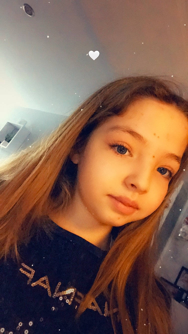 Léa a rejoint le concours — aidez-le/la à gagner de superbes lots ! bangs, black_hair, cheek, chin, cool, eyebrow, eyelash, flash_photography, forehead, happy, iris, jaw, layered_hair, lip, long_hair, nose, person, selfie, skin, step_cutting