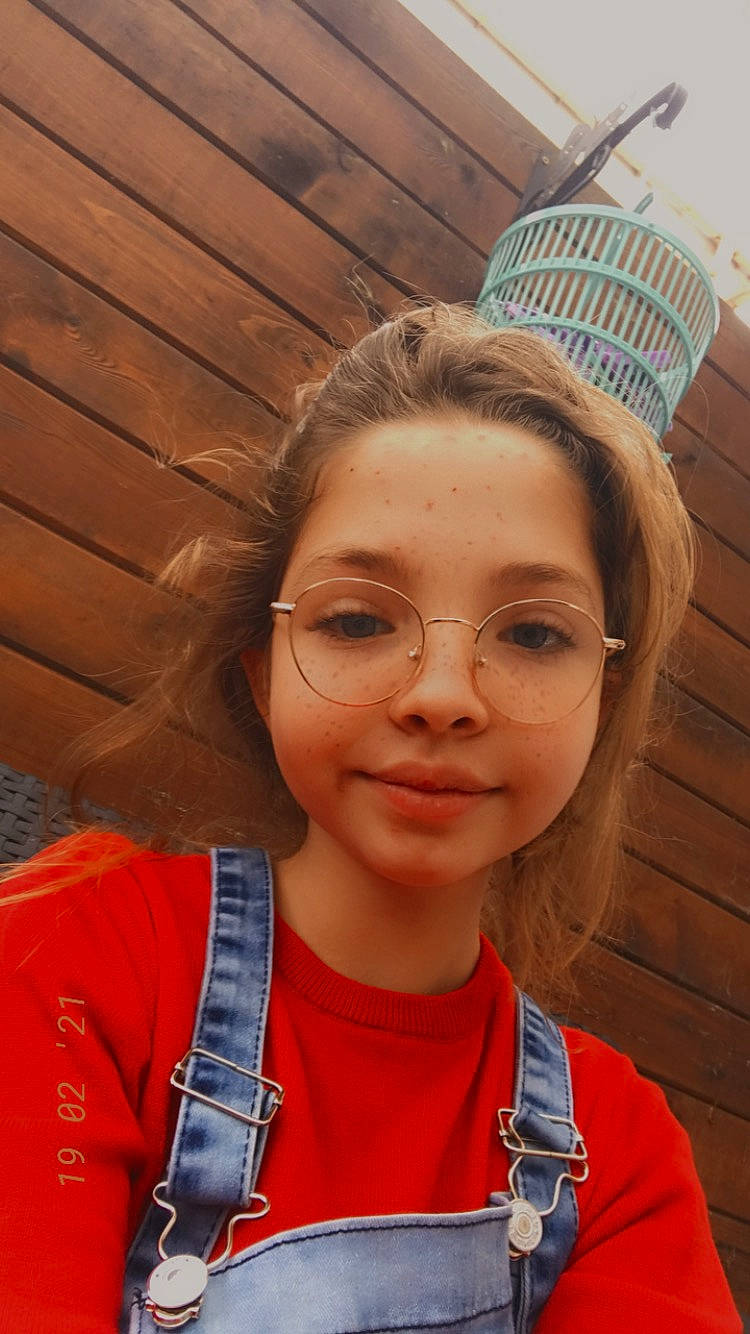 Léa participe au concours pour gagner de l'argent avec cette photo : chin, eye, eyebrow, eyewear, facial_expression, forehead, glasses, hair, hairstyle, happy, head, iris, joy, lip, mouth, nose, person, skin, smile, temple