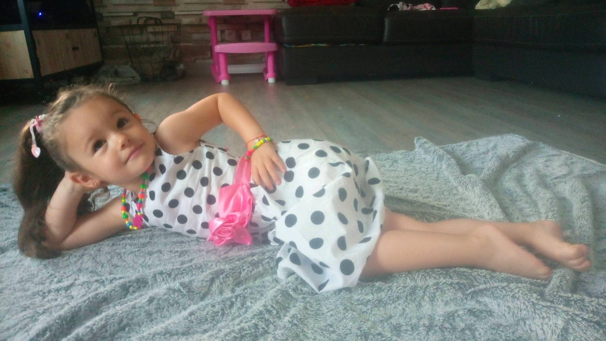 Maëly a rejoint le concours — aidez-le/la à gagner de superbes lots ! baby_toddler_clothing, black_hair, chair, comfort, floor, flooring, fun, grass, hair, hairstyle, human_leg, joint, knee, leisure, person, pink, shoulder, skin, thigh, toddler