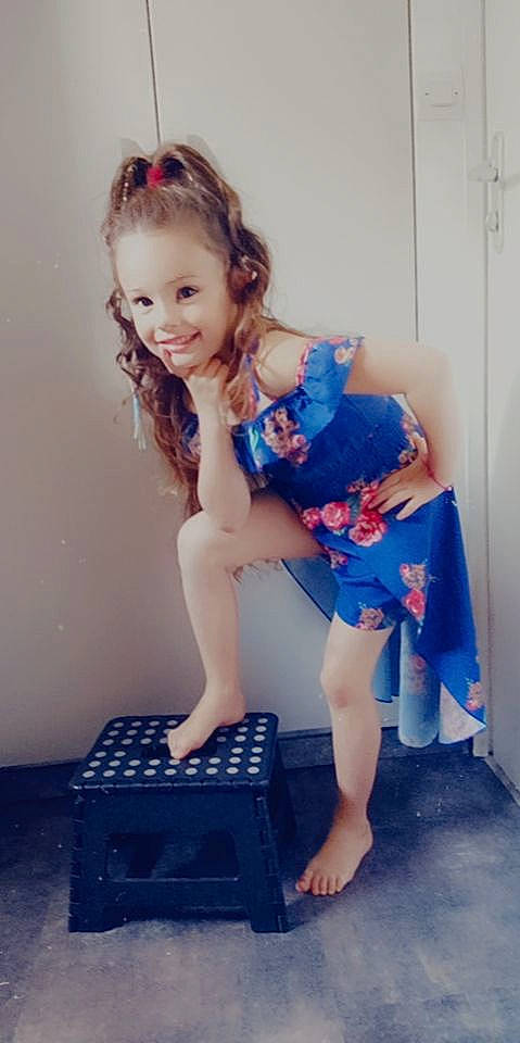 Maëly a rejoint le concours — aidez-le/la à gagner de superbes lots ! beauty, dress, electric_blue, eye, facial_expression, fashion_design, finger, flash_photography, flooring, fun, hairstyle, happy, joy, knee, organ, person, shoulder, smile, sneakers, standing