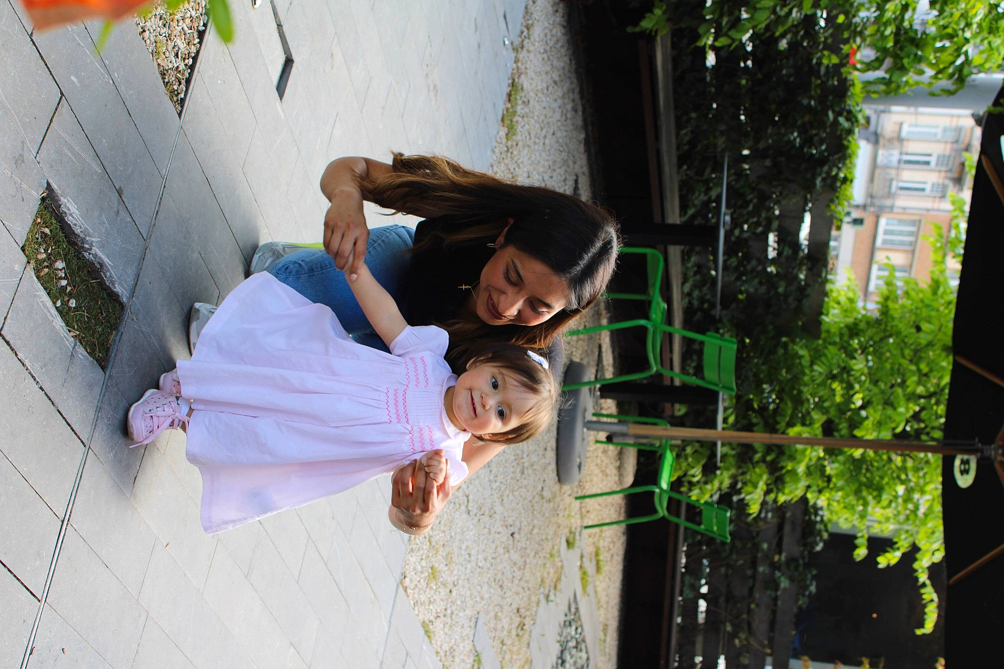 Maylis participe au concours pour gagner de l'argent avec cette photo : child, event, fun, happy, joy, leisure, person, plant, sandal, sitting, smile, toddler, vacation, window