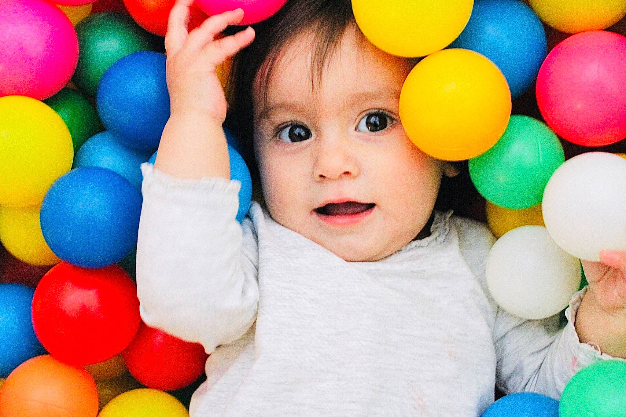 Maylis a rejoint le concours — aidez-le/la à gagner de superbes lots ! baby_playing_with_toys, ball_pit, balloon, blue, child, facial_expression, fun, happy, human, leisure, organ, party_supply, people, person, photograph, playing_sports, product, toddler, toy, white