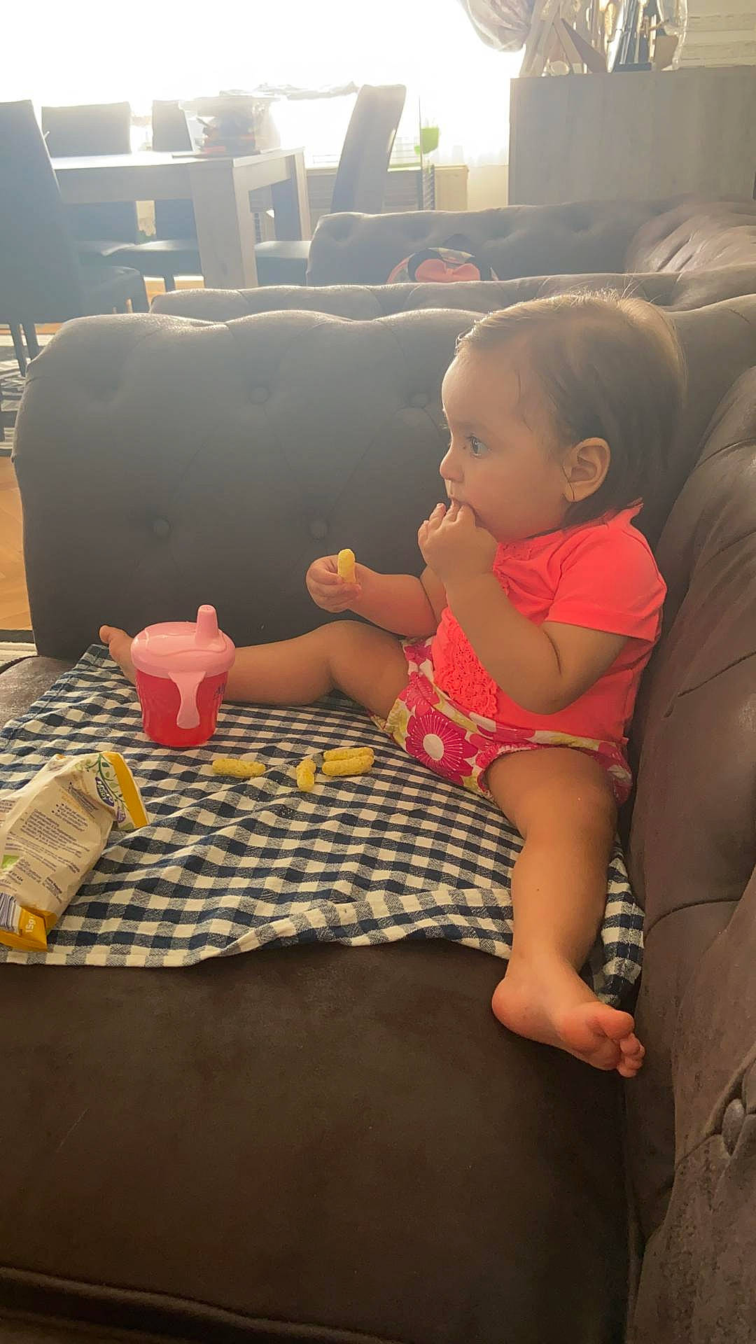 Maylis participe au concours pour gagner de l'argent avec cette photo : baby, child, comfort, floor, flooring, foot, fun, human_leg, lap, leisure, living_room, pattern, person, pillow, room, sitting, table, tableware, textile, thigh