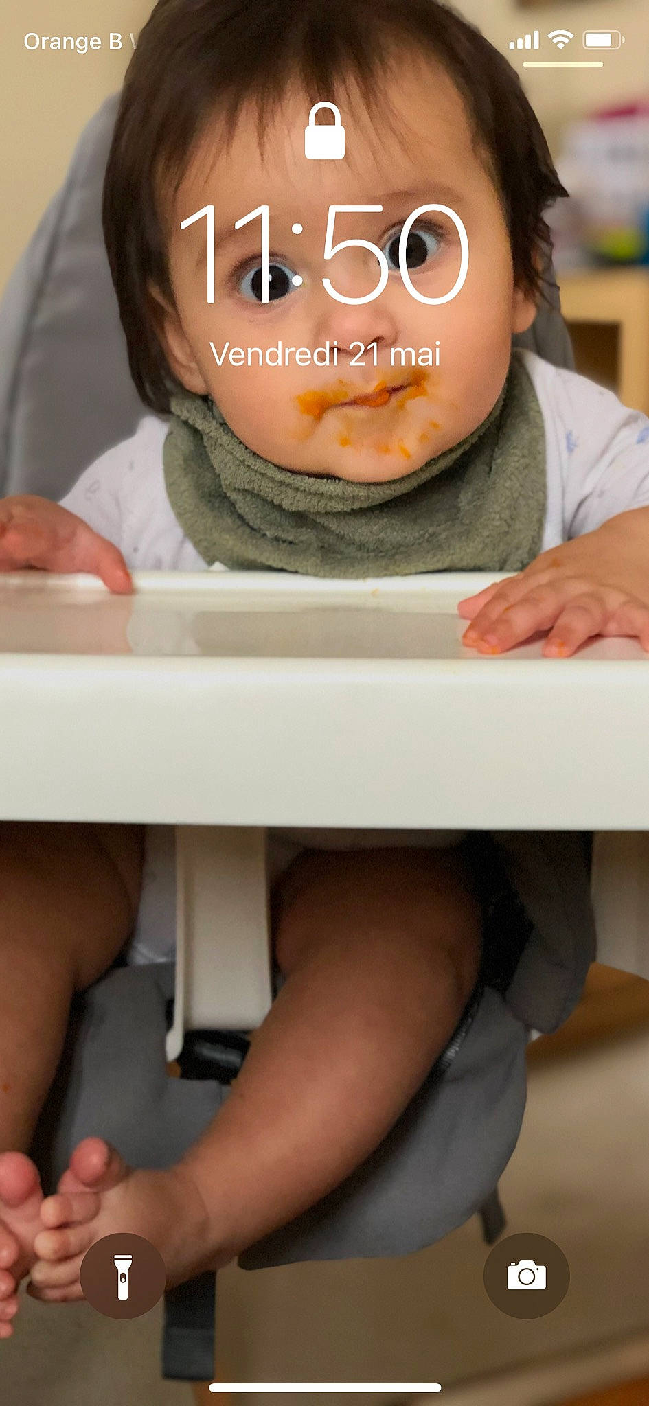 Maylis participe au concours pour gagner de l'argent avec cette photo : child, eyelash, eyewear, facial_expression, fashion_accessory, finger, font, happy, headgear, human_leg, jaw, neck, person, photo_caption, skin, sleeve, textile, thigh, toddler, vision_care