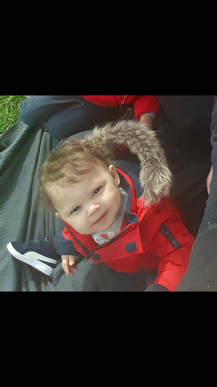 Kenzi a rejoint le concours — aidez-le/la à gagner de superbes lots ! automotive_exterior, automotive_lighting, baby, baby_carriage, baby_products, car_seat, car_seat_cover, child, family_car, flash_photography, fun, happy, luxury_vehicle, motor_vehicle, person, personal_luxury_car, personal_protective_equipment, sitting, toddler, vehicle_door