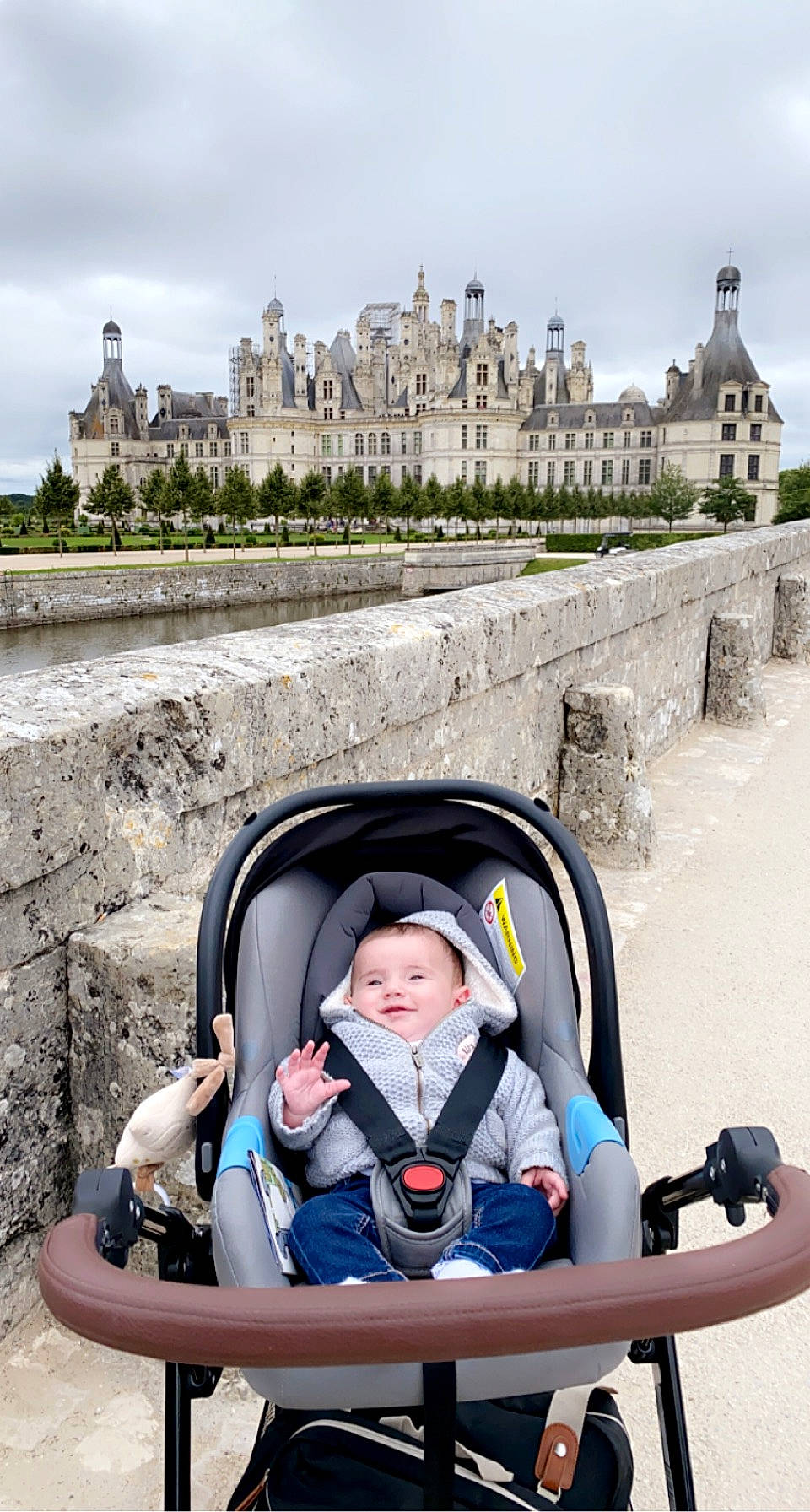 Juliette a rejoint le concours — aidez-le/la à gagner de superbes lots ! baby, baby_carriage, baby_products, building, city, cloud, fun, happy, joy, landmark, leisure, mode_of_transport, people, person, public_space, recreation, sitting, sky, toddler, tourism