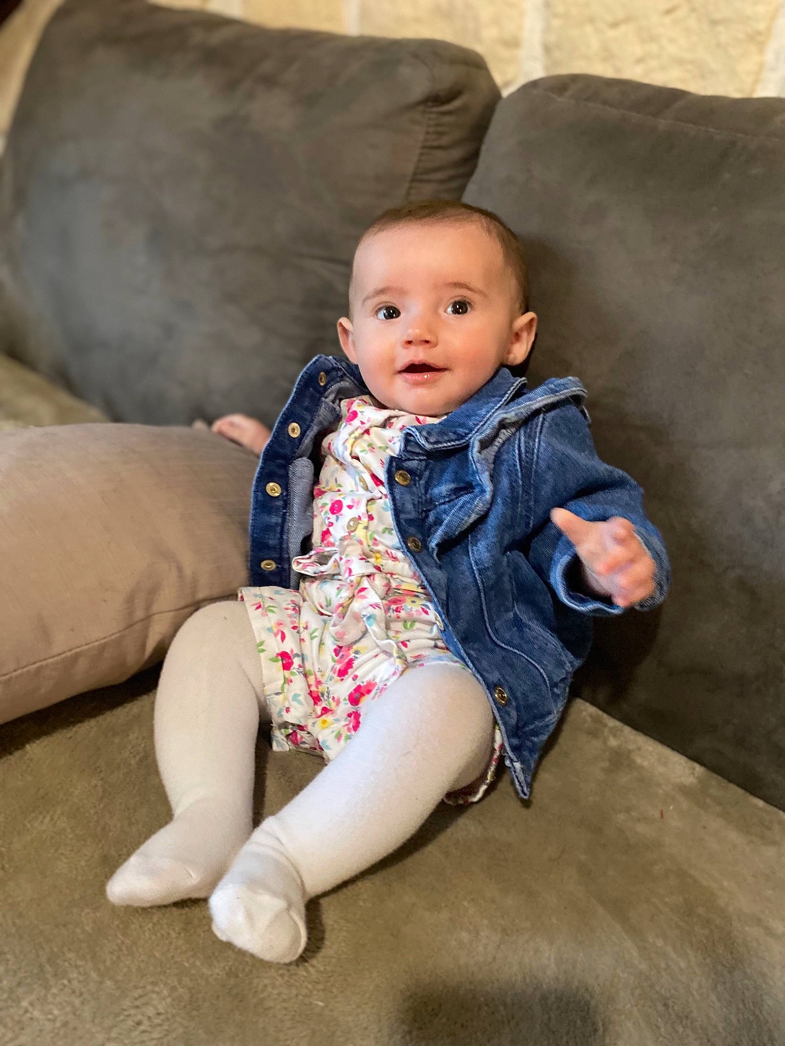 Juliette a rejoint le concours — aidez-le/la à gagner de superbes lots ! baby, baby_toddler_clothing, cheek, clothing, comfort, couch, eye, flash_photography, floor, flooring, human_body, iris, knee, leg, lip, person, skin, sleeve, smile, thigh