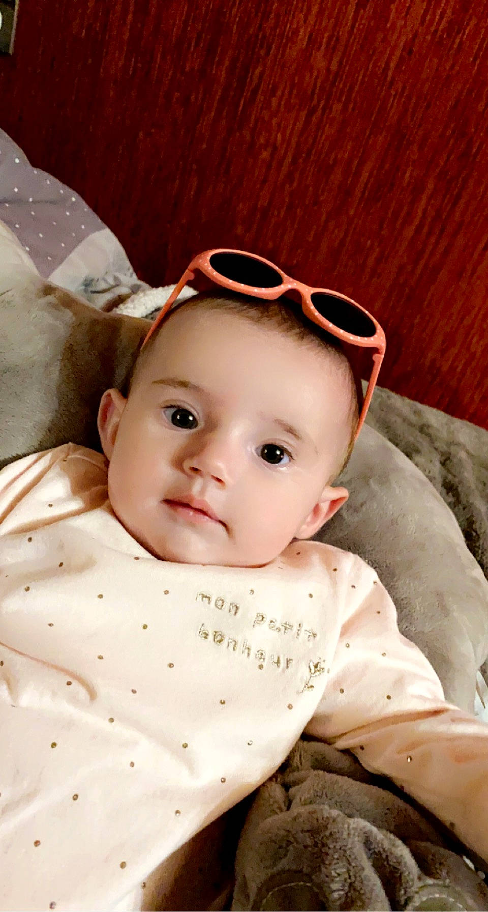 Juliette a rejoint le concours — aidez-le/la à gagner de superbes lots ! baby, baby_toddler_clothing, cheek, chin, comfort, face, facial_expression, glasses, goggles, hairstyle, iris, lip, nose, person, skin, sleeve, sunglasses, textile, toddler, vertebrate