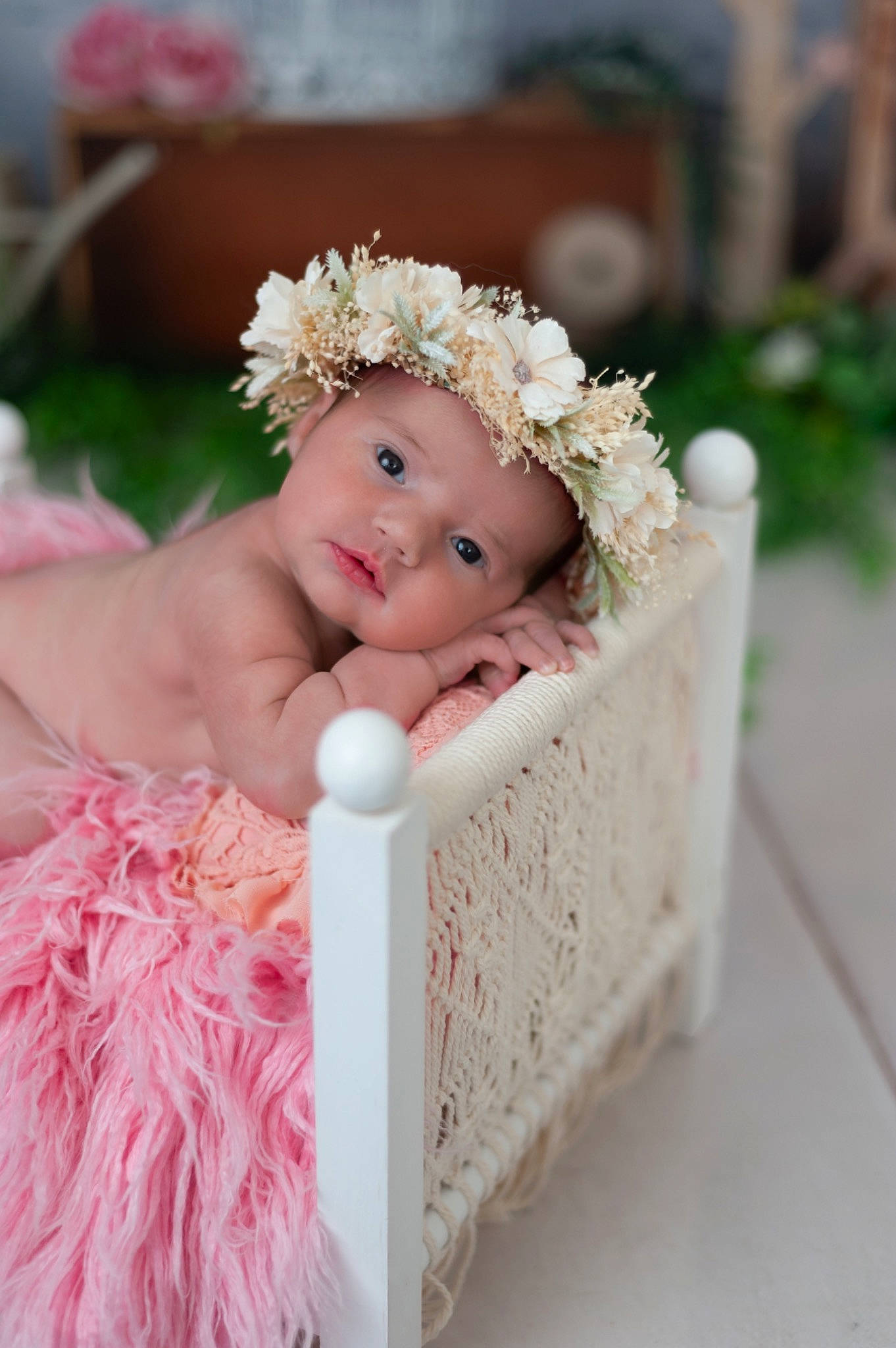 Juliette participe au concours pour gagner de l'argent avec cette photo : baby, baby_toddler_clothing, bridal_accessory, cap, child, event, grass, hair_accessory, happy, headband, headgear, headpiece, headwear, jewellery, peach, person, petal, pink, skin, toddler