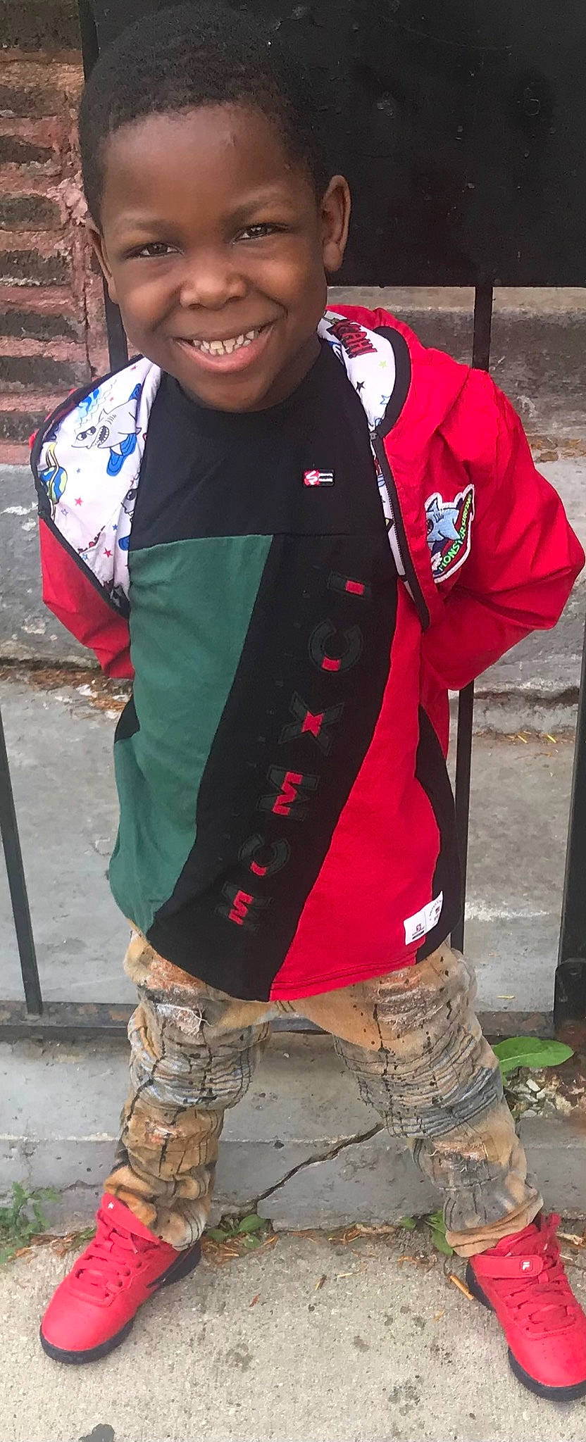 Lilvans is registered to the contest to win money with this photo: belt, camouflage, cap, cool, eyewear, fashion, headgear, joy, military_uniform, outerwear, people, person, personal_protective_equipment, photograph, sleeve, smile, snapshot, street_fashion, t_shirt, uniform