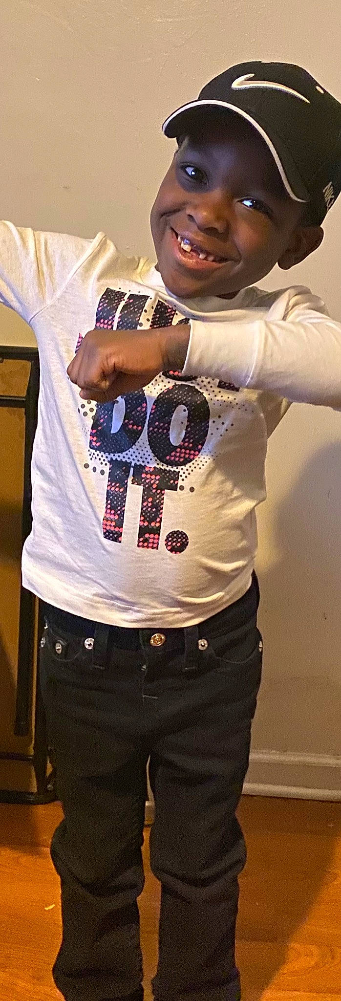 Lilvans is registered to the contest to win money with this photo: beard, elbow, entertainment, event, eyewear, facial_hair, fashion_design, font, gesture, headwear, jersey, joy, neck, person, sleeve, sportswear, street_fashion, t_shirt, thumb, trunk