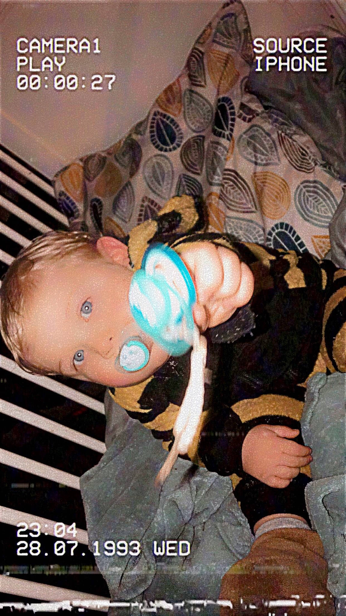 Alessio participe au concours pour gagner de l'argent avec cette photo : abdomen, baby, baby_products, chest, fashion_accessory, finger, flesh, font, happy, human_leg, joint, leg, mouth, nail, pattern, person, photo_caption, thigh, thumb, trunk