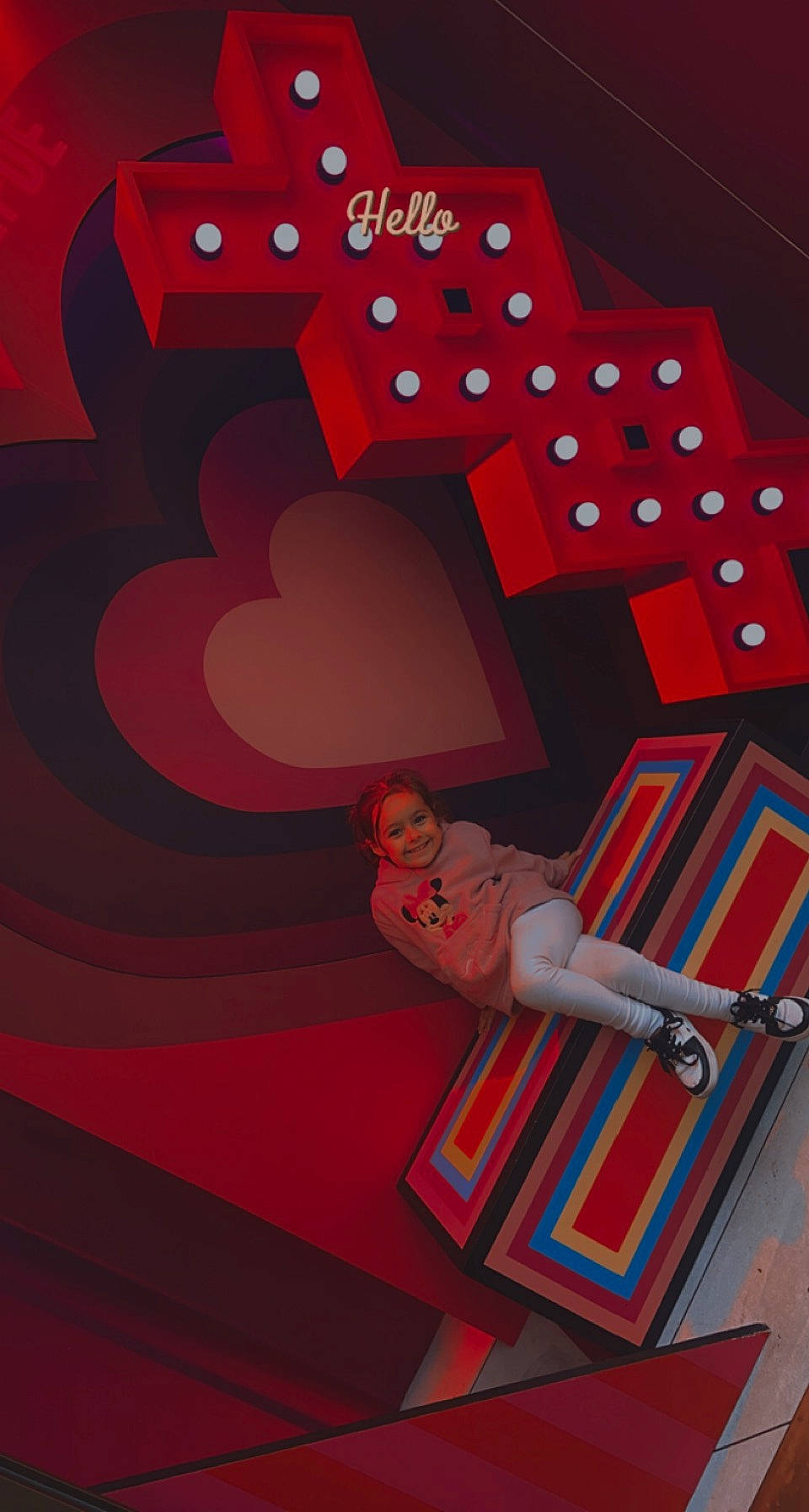 Mia participe au concours pour gagner de l'argent avec cette photo : art, carmine, circle, dress, event, fictional_character, font, graphic_design, graphics, human_leg, illustration, joy, magenta, pattern, peach, person, pink, red, room, textile