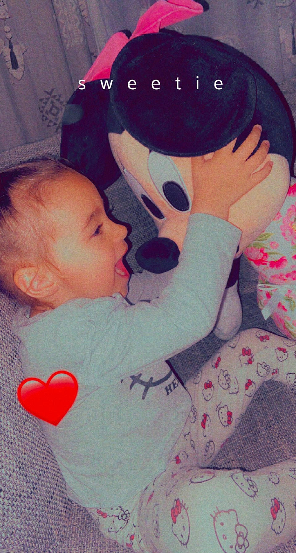 Mia participe au concours pour gagner de l'argent avec cette photo : baby, baby_toddler_clothing, cheek, comfort, cool, facial_expression, finger, gesture, happy, interaction, lip, mouth, nose, organ, pattern, person, pink, red, skin, textile