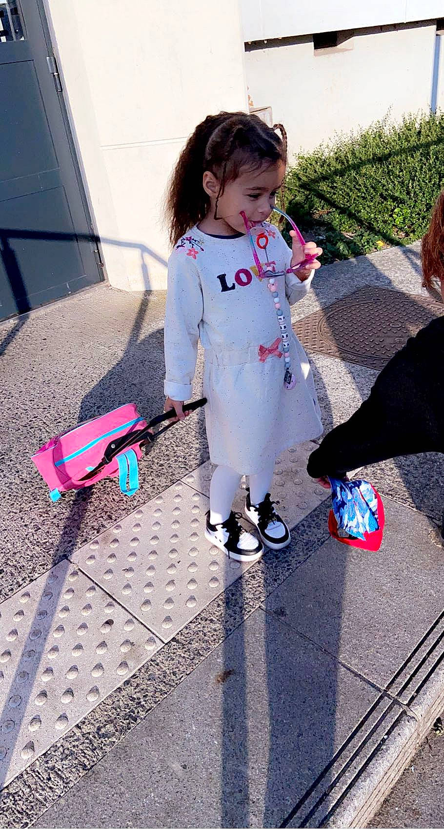 Mia participe au concours pour gagner de l'argent avec cette photo : boot, carmine, child, costume, dress, electric_blue, event, eyewear, fashion_design, fun, leg, pattern, person, pink, plant, play, recreation, sleeve, sneakers, toddler