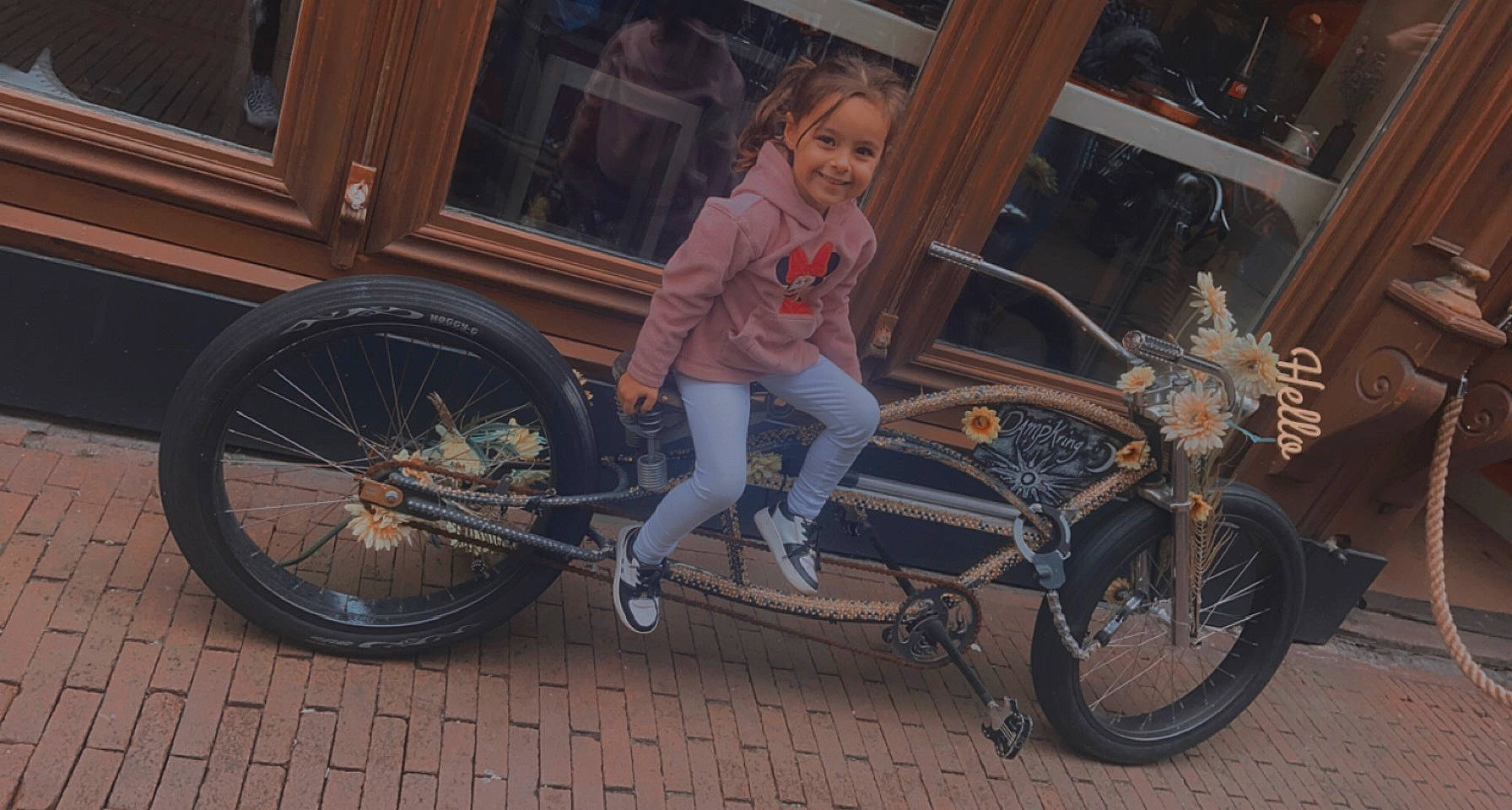 Mia a rejoint le concours — aidez-le/la à gagner de superbes lots ! automotive_tire, automotive_wheel_system, bicycle, bicycle_accessory, bicycle_fork, bicycle_frame, bicycle_handlebar, bicycle_part, bicycle_saddle, bicycle_tire, bicycle_wheel, crankset, fender, hub_gear, joy, leg, motor_vehicle, person, rim, spoke