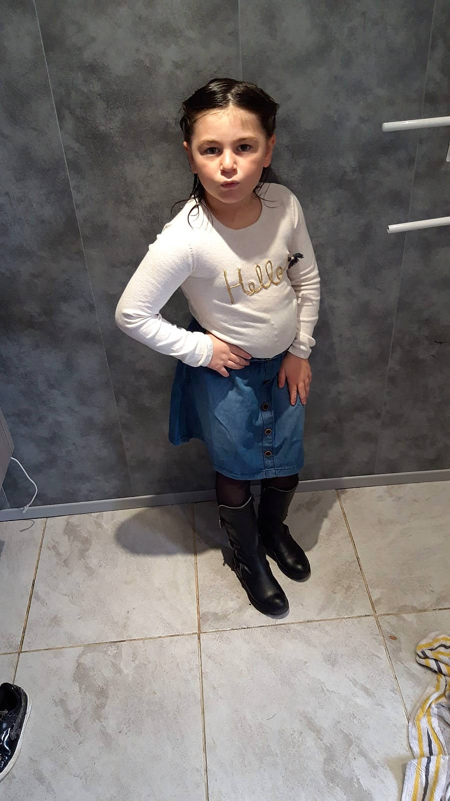 Zayna participe au concours pour gagner de l'argent avec cette photo : clothing, denim, fashion, footwear, jeans, knee, lady, leg, person, photo_shoot, photography, riding_boot, shoe, sleeve, snapshot, standing, thigh, tights, trousers, waist