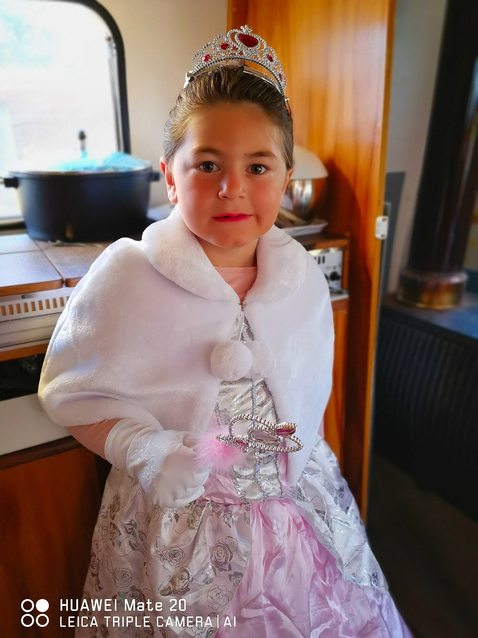 Zayna participe au concours pour gagner de l'argent avec cette photo : bridal_accessory, child, clothing, dress, fashion_accessory, hair_accessory, hairstyle, headband, headgear, headpiece, lady, person, smile, tiara