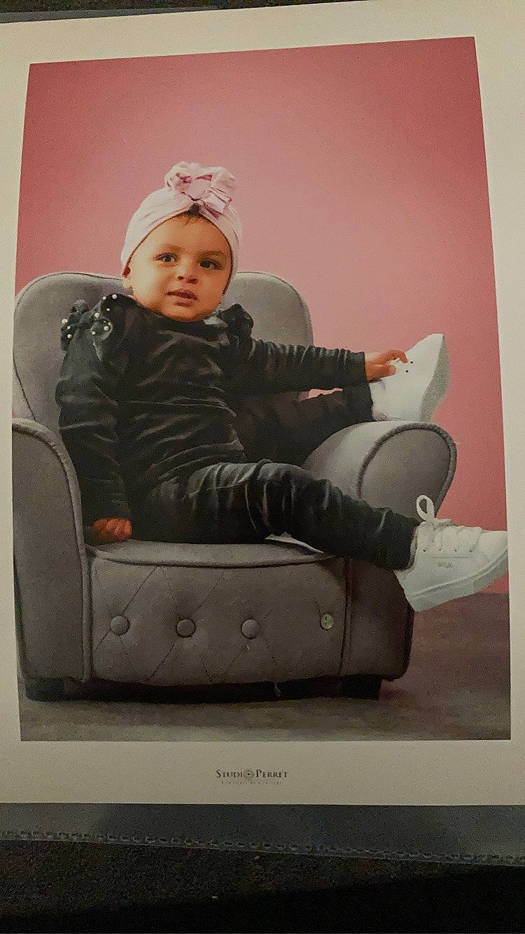 Kamila participe au concours pour gagner de l'argent avec cette photo : art, baby, baby_products, baby_toddler_clothing, boot, chair, child, comfort, face, headwear, helmet, person, personal_protective_equipment, room, sitting, sleeve, suit, toddler