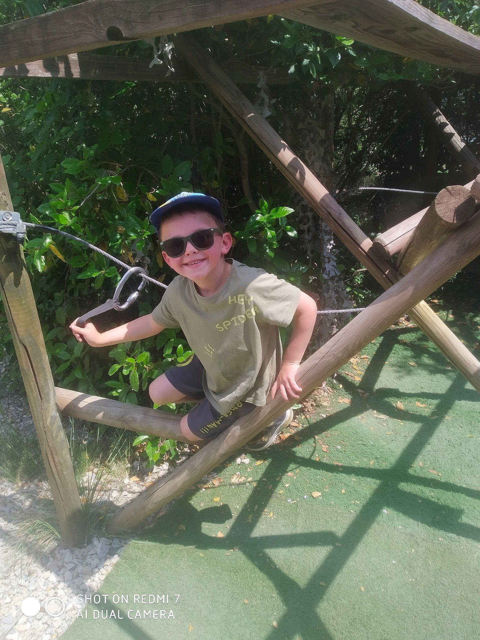 Aydon a rejoint le concours — aidez-le/la à gagner de superbes lots ! eyewear, fun, goggles, grass, hat, joy, jungle, landscape, leisure, person, plant, recreation, shade, shorts, smile, sunglasses, t_shirt, vacation