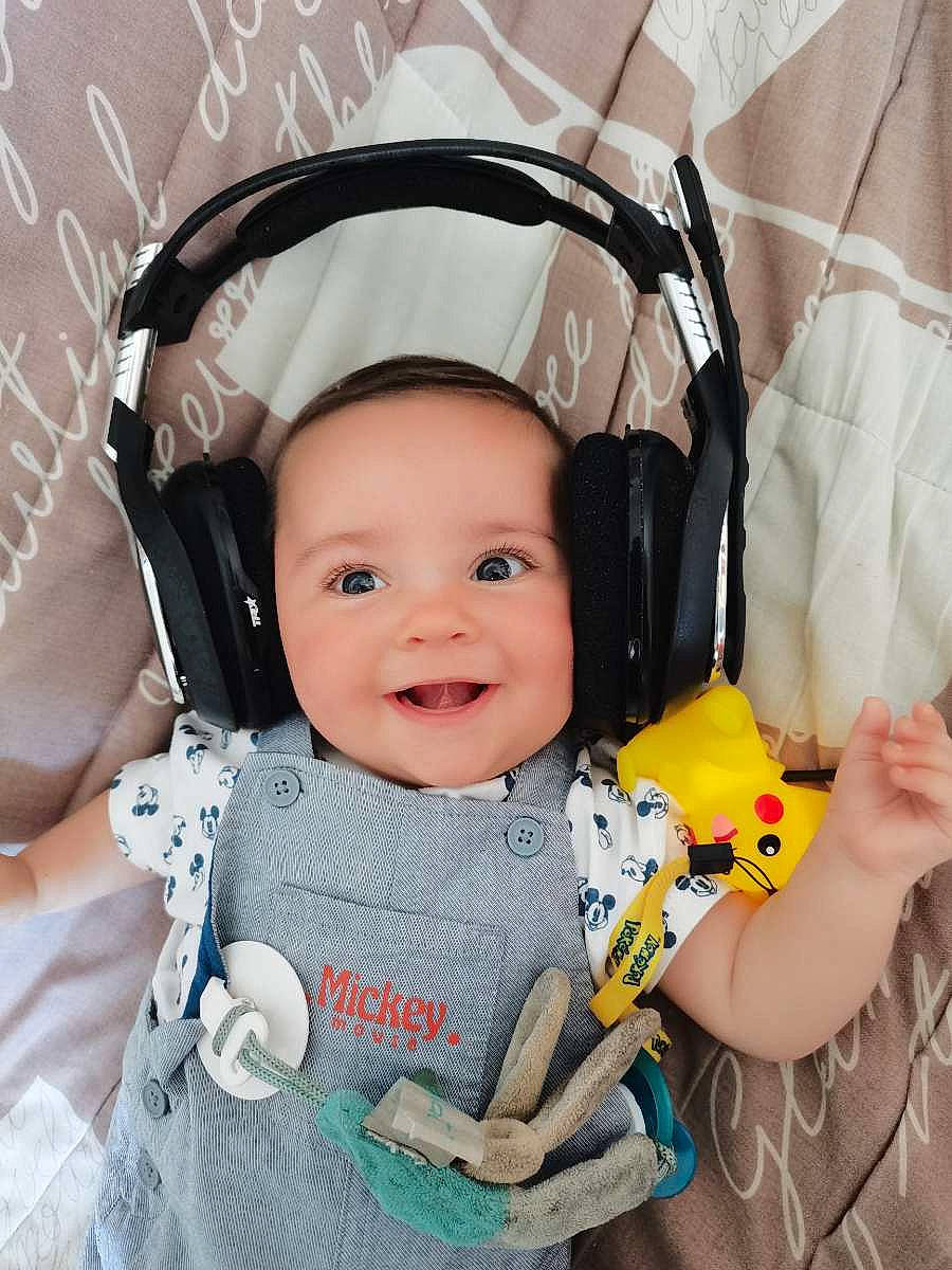 Bryan participe au concours pour gagner de l'argent avec cette photo : arm, baby, baby_carriage, baby_toddler_clothing, cheek, comfort, eye, eyelash, finger, fun, gesture, hand, happy, head, iris, joy, person, product, skin, sleeve