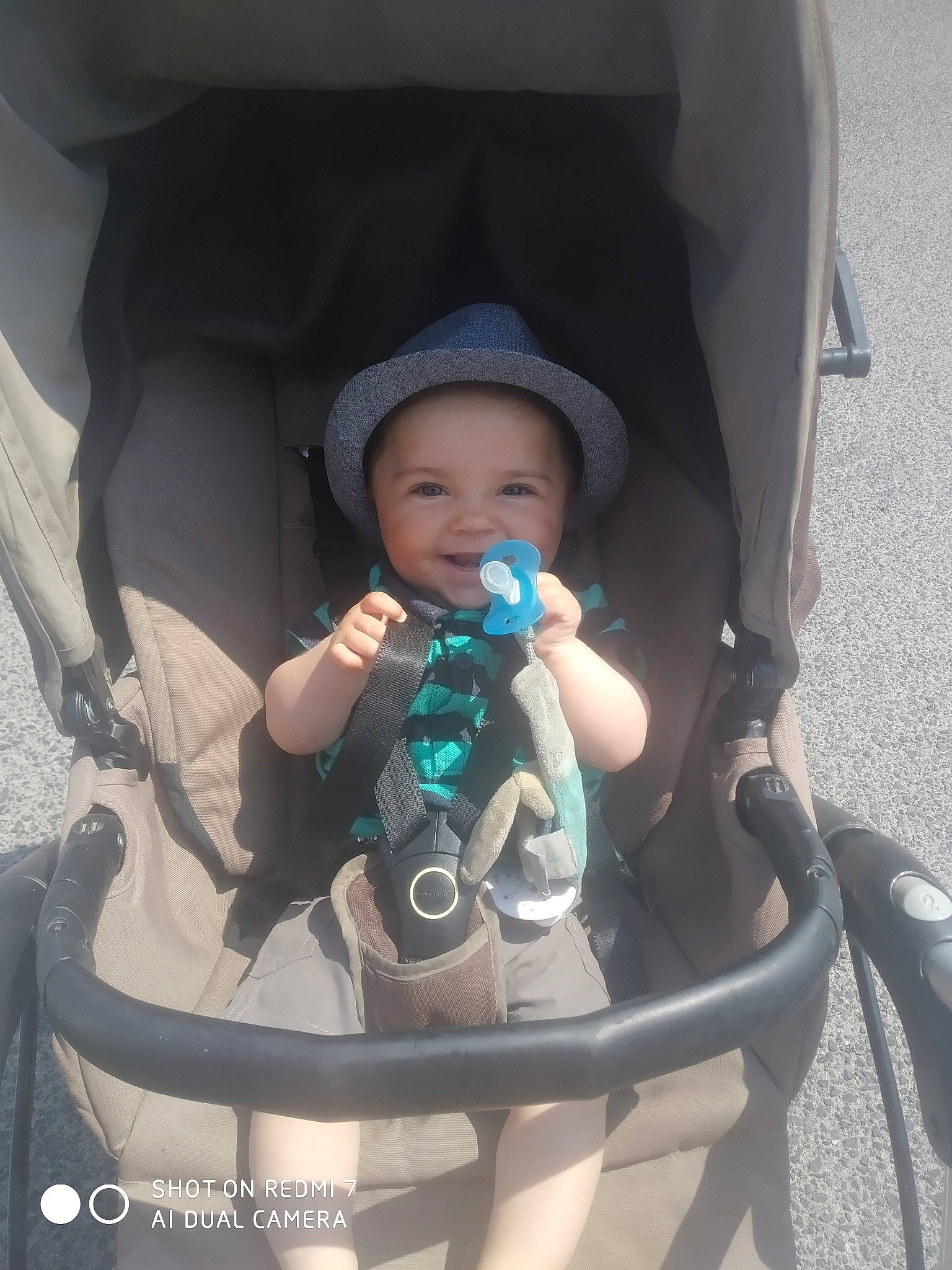 Bryan participe au concours pour gagner de l'argent avec cette photo : auto_part, automotive_design, baby, baby_carriage, baby_products, baby_safety, cameras_optics, car_seat, child, circle, comfort, eye, flash_photography, hat, headwear, joy, nail, person, personal_protective_equipment, product