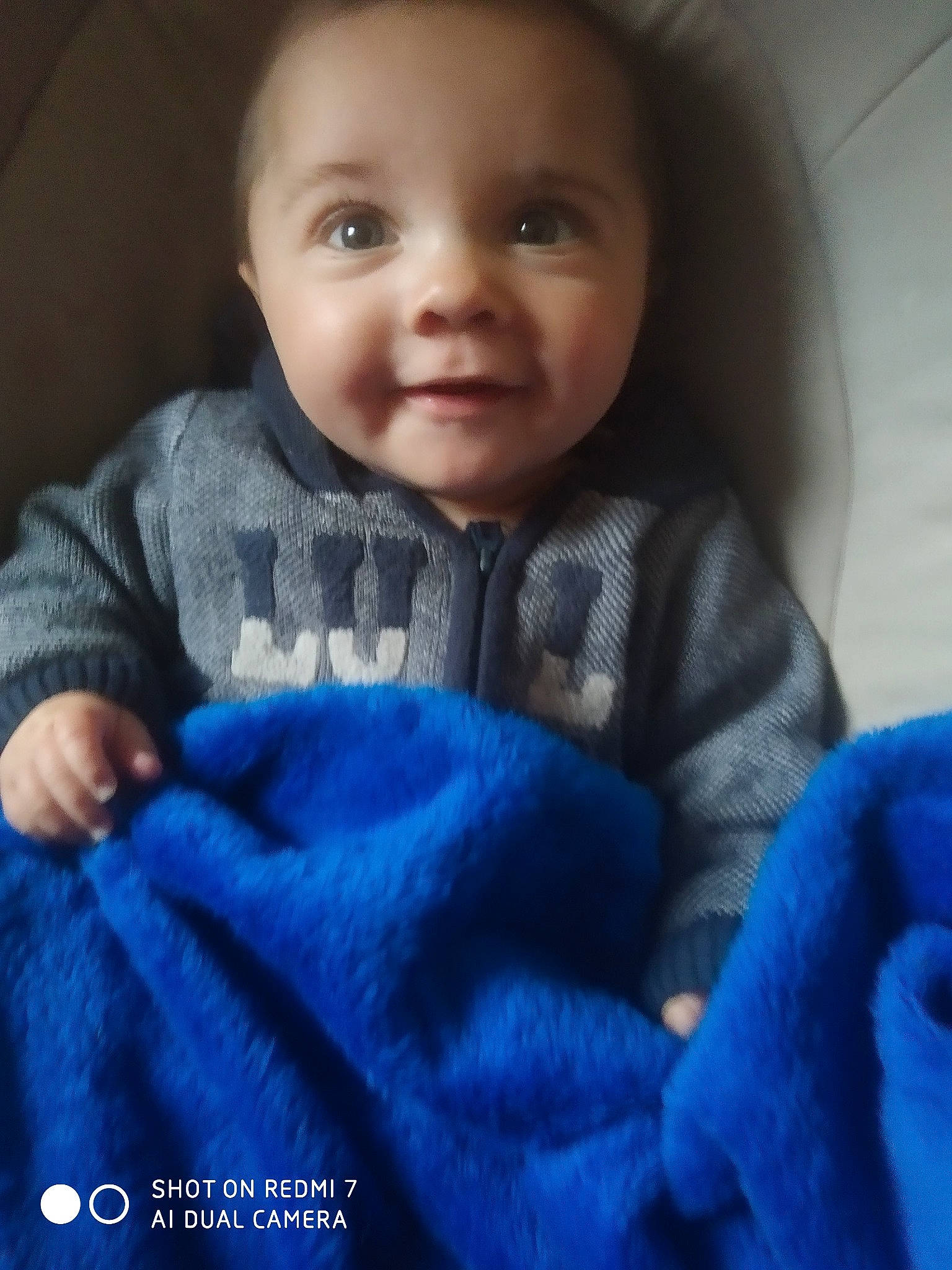 Bryan participe au concours pour gagner de l'argent avec cette photo : arm, azure, baby_toddler_clothing, blue, cheek, comfort, eye, face, finger, gesture, hand, head, human_body, iris, joy, mouth, nose, person, skin, sleeve