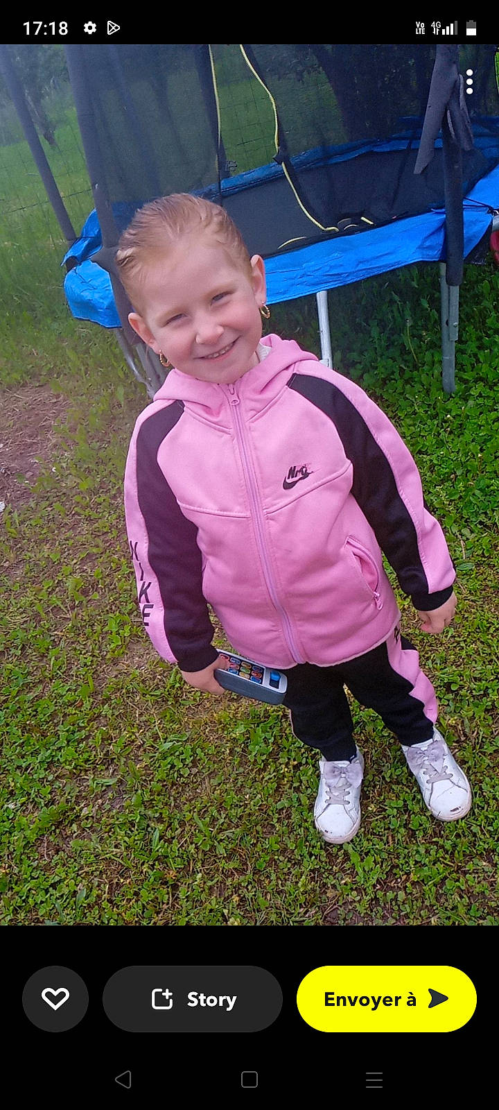 Nola a rejoint le concours — aidez-le/la à gagner de superbes lots ! baby_toddler_clothing, blue, child, electric_blue, fun, grass, happy, hoodie, jacket, joy, leisure, magenta, people_in_nature, person, pink, plant, purple, recreation, sleeve, smile